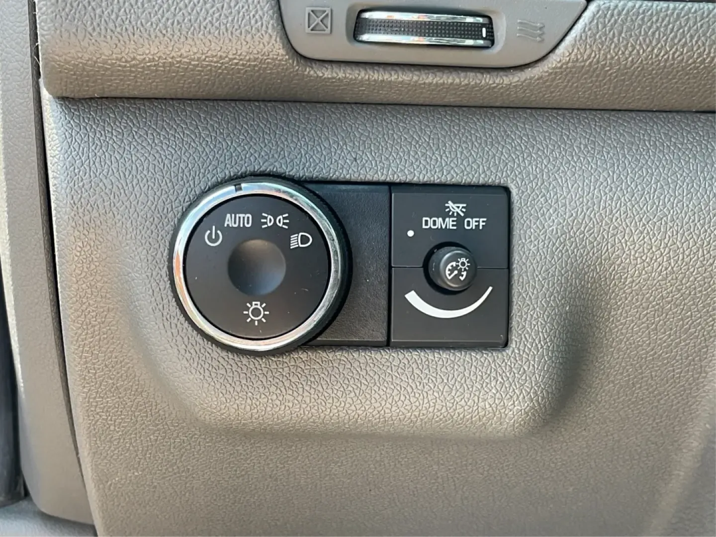 2014 Chevrolet Traverse LS (1GNKVFEDXEJ) with an 3.6L V-6 gasoline direct injection engine, located at 1951 S Dayton Lakeview Rd., New Carlisle, OH, 45344, (937) 908-9800, 39.890999, -84.050255 - **Adventure Awaits with This 2014 Chevrolet Traverse LS at Advantage Car and Credit - Riverside!**<br /> <br /> Are you ready to elevate your family road trips or weekend adventures? Introducing the 2014 Chevrolet Traverse LS-a versatile SUV designed with comfort, safety, and style in mind. This rug - Photo#17