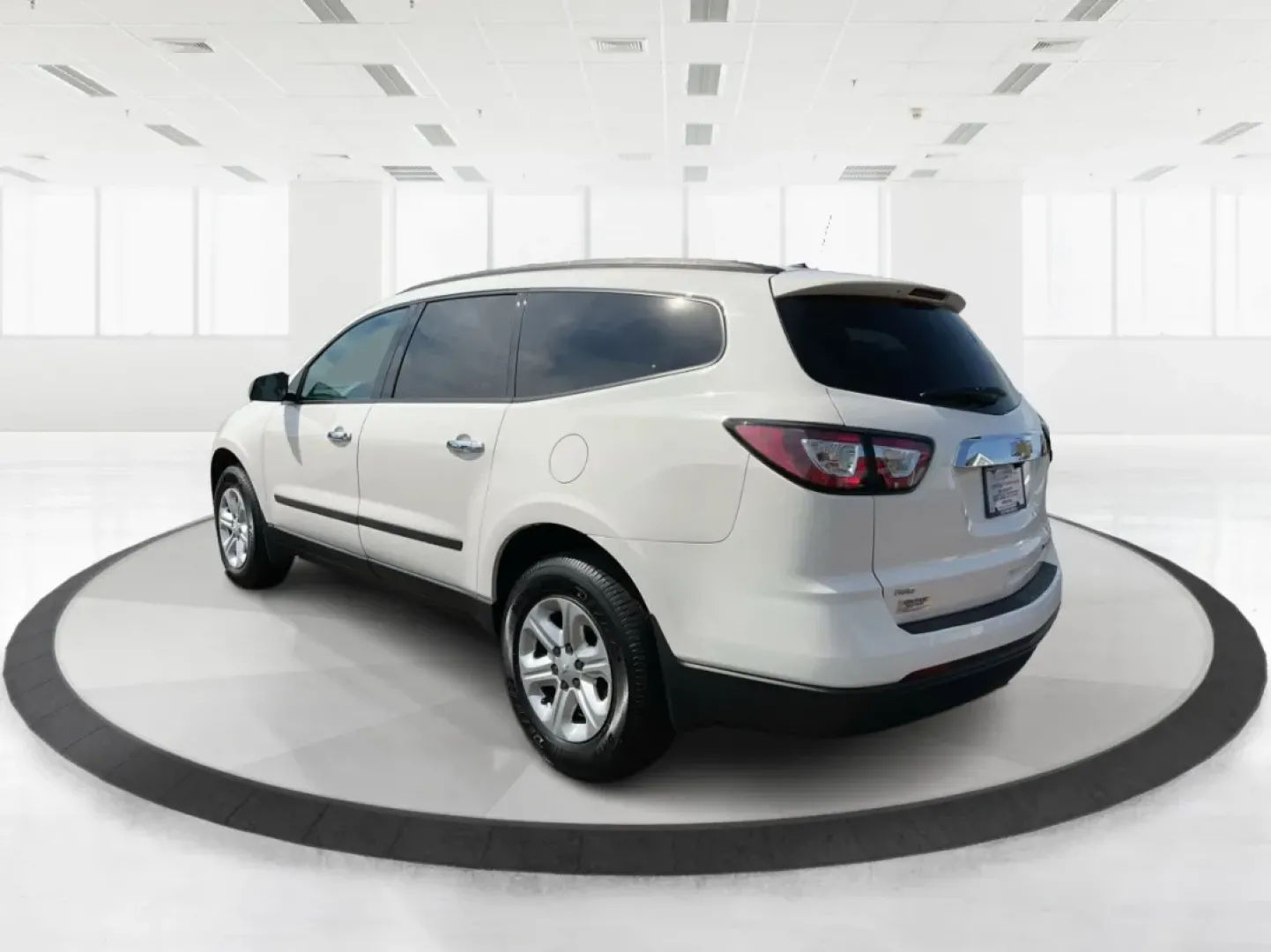 2014 Chevrolet Traverse LS (1GNKVFEDXEJ) with an 3.6L V-6 gasoline direct injection engine, located at 401 Woodman Dr, Riverside, OH, 45431, (937) 908-9800, 39.760899, -84.123421 - **Adventure Awaits with This 2014 Chevrolet Traverse LS at Advantage Car and Credit - Riverside!**<br /> <br /> Are you ready to elevate your family road trips or weekend adventures? Introducing the 2014 Chevrolet Traverse LS-a versatile SUV designed with comfort, safety, and style in mind. This rug - Photo#4