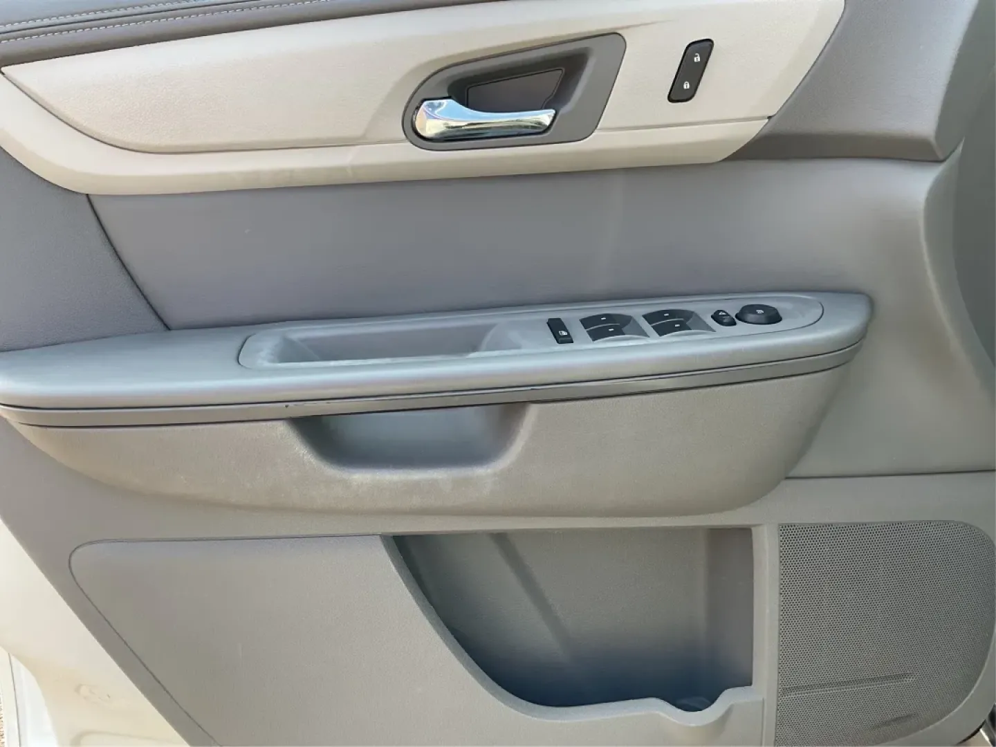 2014 Chevrolet Traverse LS (1GNKVFEDXEJ) with an 3.6L V-6 gasoline direct injection engine, located at 401 Woodman Dr, Riverside, OH, 45431, (937) 908-9800, 39.760899, -84.123421 - **Adventure Awaits with This 2014 Chevrolet Traverse LS at Advantage Car and Credit - Riverside!**<br /> <br /> Are you ready to elevate your family road trips or weekend adventures? Introducing the 2014 Chevrolet Traverse LS-a versatile SUV designed with comfort, safety, and style in mind. This rug - Photo#18