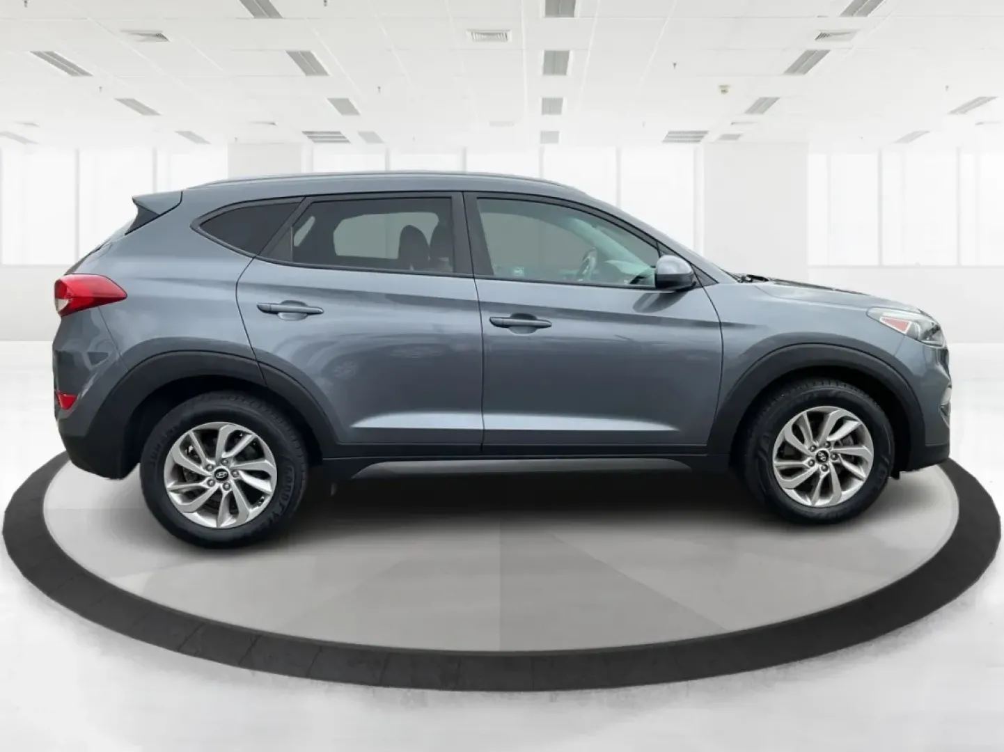 2016 Hyundai Tucson SE (KM8J3CA48GU) with an Nu 2L I-4 gasoline direct injection engine, located at 4508 South Dixie Dr, Moraine, OH, 45439, (937) 908-9800, 39.689976, -84.218452 - Are you ready to embrace a new lifestyle that combines adventure and daily practicality? Look no further than the 2016 Hyundai Tucson SE, available now at Advantage Car and Credit in Moraine, OH. Whether you're a growing family in search of a reliable SUV, a commuter requiring a dependable ride, or - Photo#1