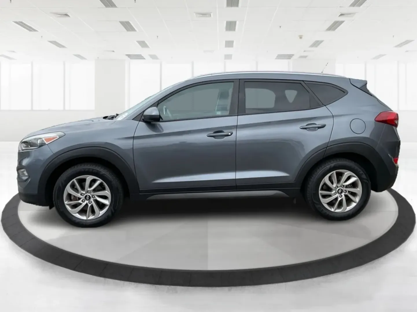 2016 Hyundai Tucson SE (KM8J3CA48GU) with an Nu 2L I-4 gasoline direct injection engine, located at 4508 South Dixie Dr, Moraine, OH, 45439, (937) 908-9800, 39.689976, -84.218452 - Are you ready to embrace a new lifestyle that combines adventure and daily practicality? Look no further than the 2016 Hyundai Tucson SE, available now at Advantage Car and Credit in Moraine, OH. Whether you're a growing family in search of a reliable SUV, a commuter requiring a dependable ride, or - Photo#5