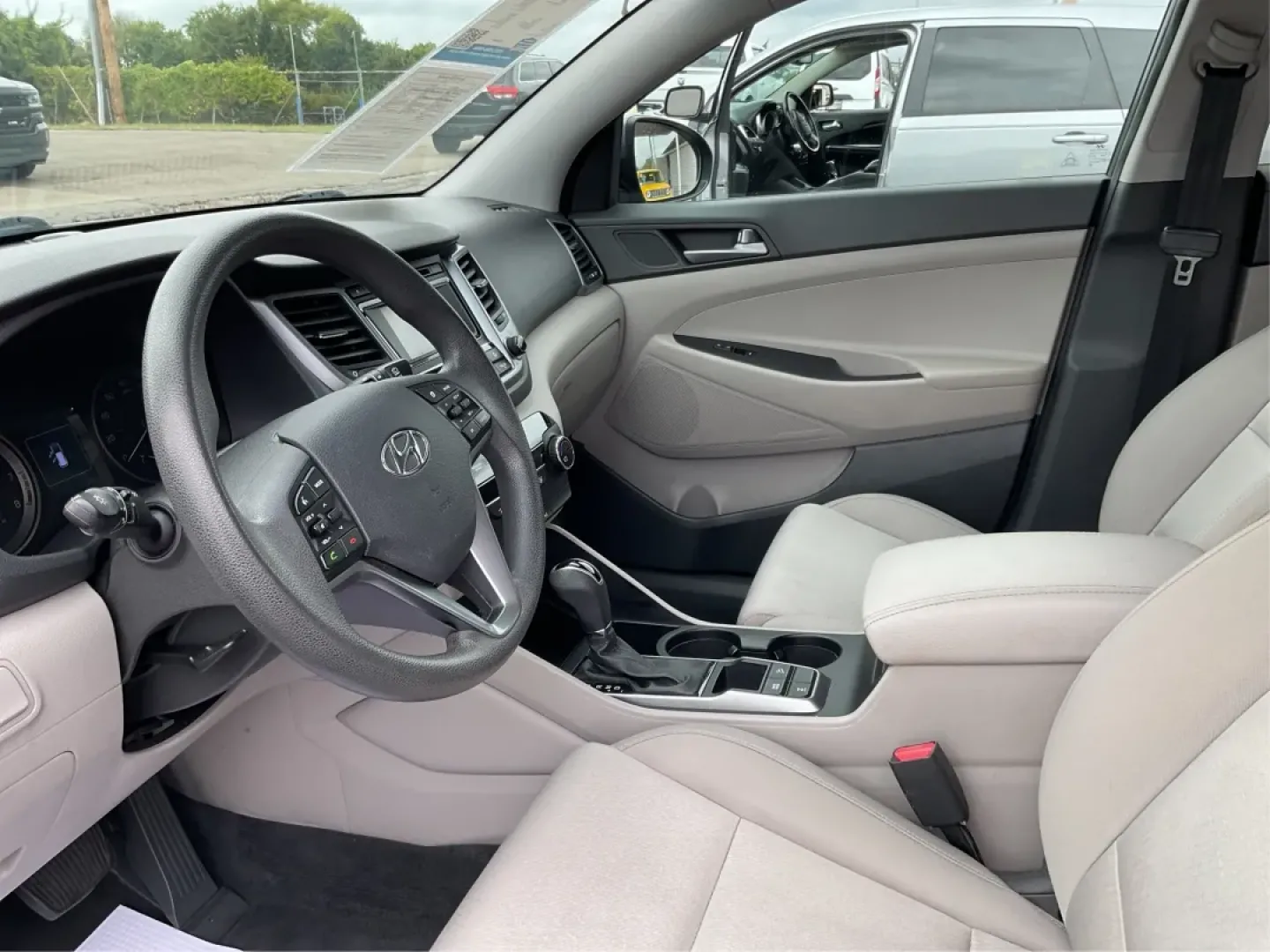 2016 Hyundai Tucson SE (KM8J3CA48GU) with an Nu 2L I-4 gasoline direct injection engine, located at 4508 South Dixie Dr, Moraine, OH, 45439, (937) 908-9800, 39.689976, -84.218452 - Are you ready to embrace a new lifestyle that combines adventure and daily practicality? Look no further than the 2016 Hyundai Tucson SE, available now at Advantage Car and Credit in Moraine, OH. Whether you're a growing family in search of a reliable SUV, a commuter requiring a dependable ride, or - Photo#9
