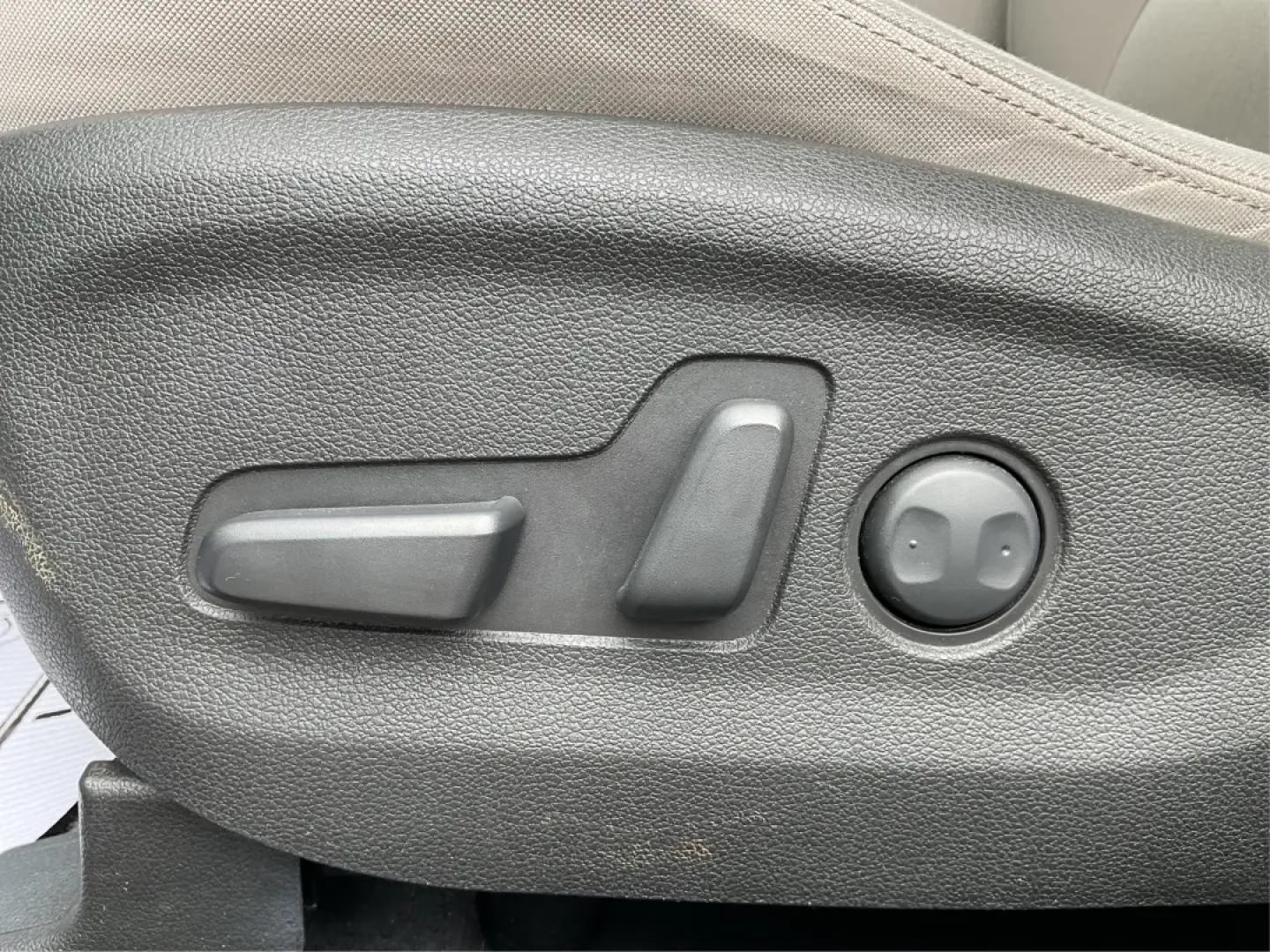 2016 Hyundai Tucson SE (KM8J3CA48GU) with an Nu 2L I-4 gasoline direct injection engine, located at 4508 South Dixie Dr, Moraine, OH, 45439, (937) 908-9800, 39.689976, -84.218452 - Are you ready to embrace a new lifestyle that combines adventure and daily practicality? Look no further than the 2016 Hyundai Tucson SE, available now at Advantage Car and Credit in Moraine, OH. Whether you're a growing family in search of a reliable SUV, a commuter requiring a dependable ride, or - Photo#17