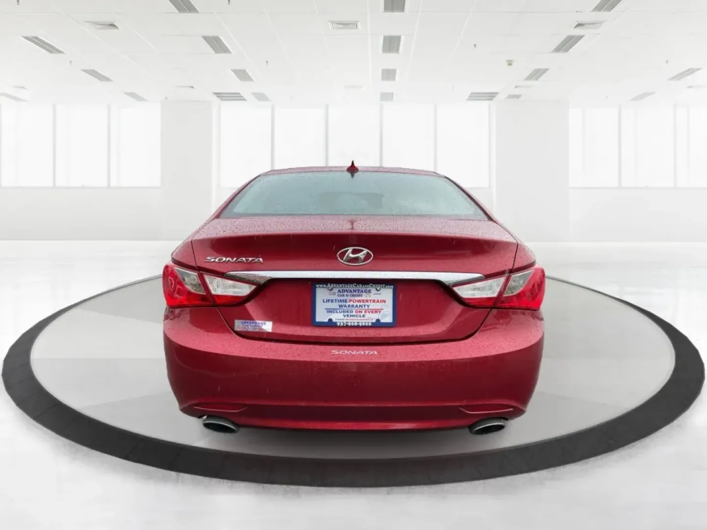 2013 Hyundai Sonata SE (5NPEC4AC1DH) with an 2.4L I-4 gasoline direct injection engine, located at 1951 S Dayton Lakeview Rd., New Carlisle, OH, 45344, (937) 908-9800, 39.890999, -84.050255 - Are you ready to elevate your daily commute or weekend adventures? The 2013 Hyundai Sonata SE is not just a vehicle; it's a lifestyle choice that seamlessly blends comfort, style, and practicality. Ideal for budget-conscious buyers seeking reliable transportation, this sedan is perfect for everythin - Photo#3