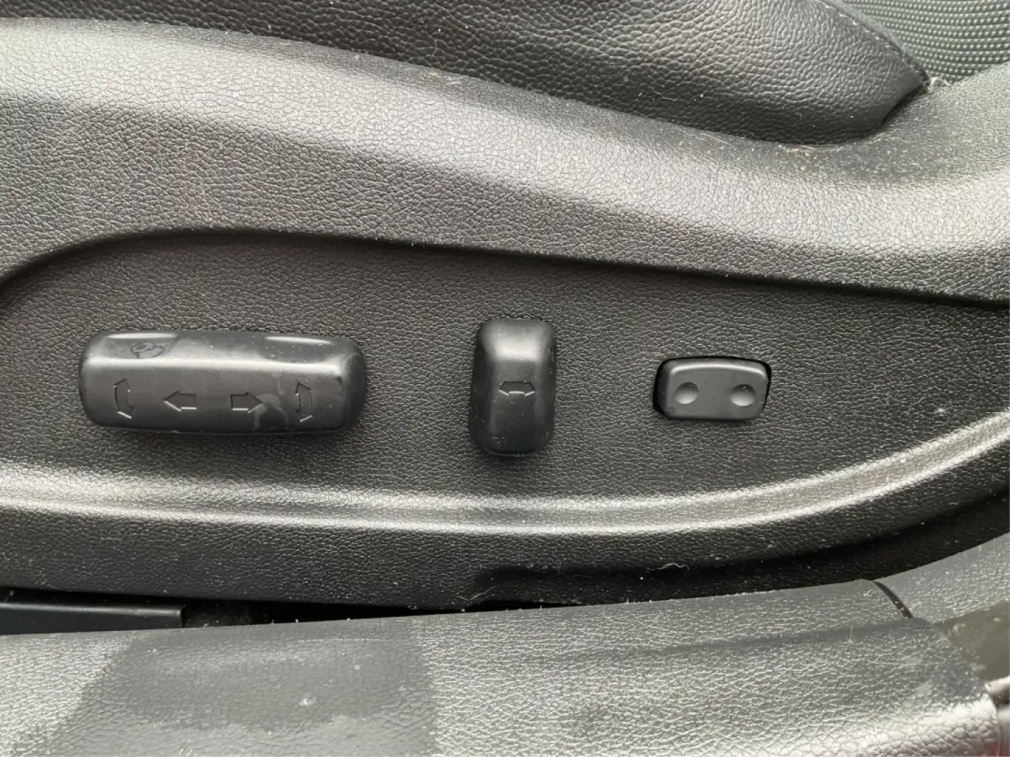 2013 Hyundai Sonata SE (5NPEC4AC1DH) with an 2.4L I-4 gasoline direct injection engine, located at 1951 S Dayton Lakeview Rd., New Carlisle, OH, 45344, (937) 908-9800, 39.890999, -84.050255 - Are you ready to elevate your daily commute or weekend adventures? The 2013 Hyundai Sonata SE is not just a vehicle; it's a lifestyle choice that seamlessly blends comfort, style, and practicality. Ideal for budget-conscious buyers seeking reliable transportation, this sedan is perfect for everythin - Photo#16