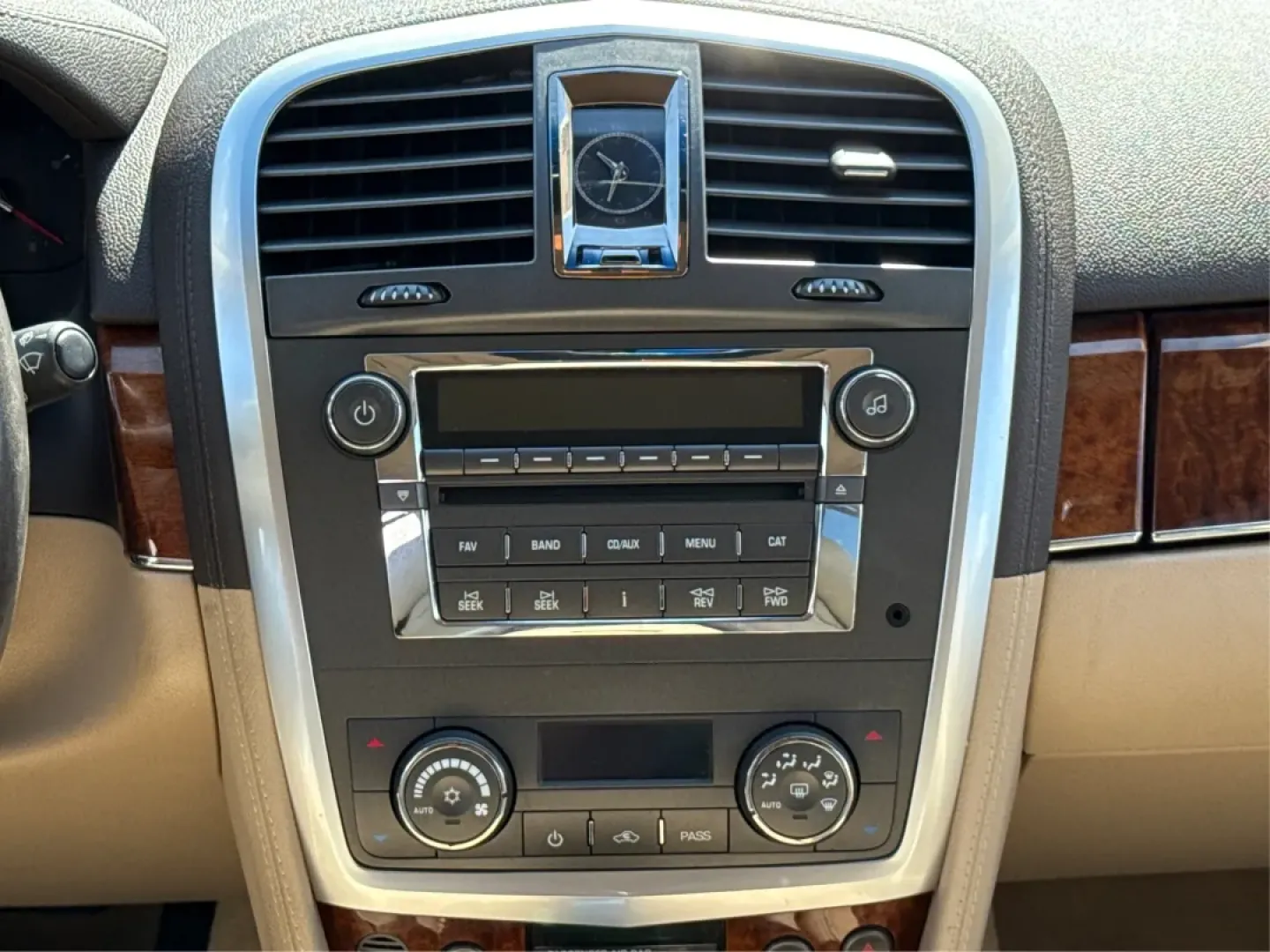 2008 Cadillac SRX V6 (1GYEE437X80) with an 3.6L V-6 DOHC engine, located at 1230 East Main St, Xenia, OH, 45385, (937) 908-9800, 39.688026, -83.910172 - **Discover Luxury and Versatility with the 2008 Cadillac SRX at Advantage Car and Credit Xenia**<br /> <br /> Are you looking for a vehicle that seamlessly blends luxury with practicality? The 2008 Cadillac SRX is the perfect companion for those who desire a comfortable ride for their family, want - Photo#13