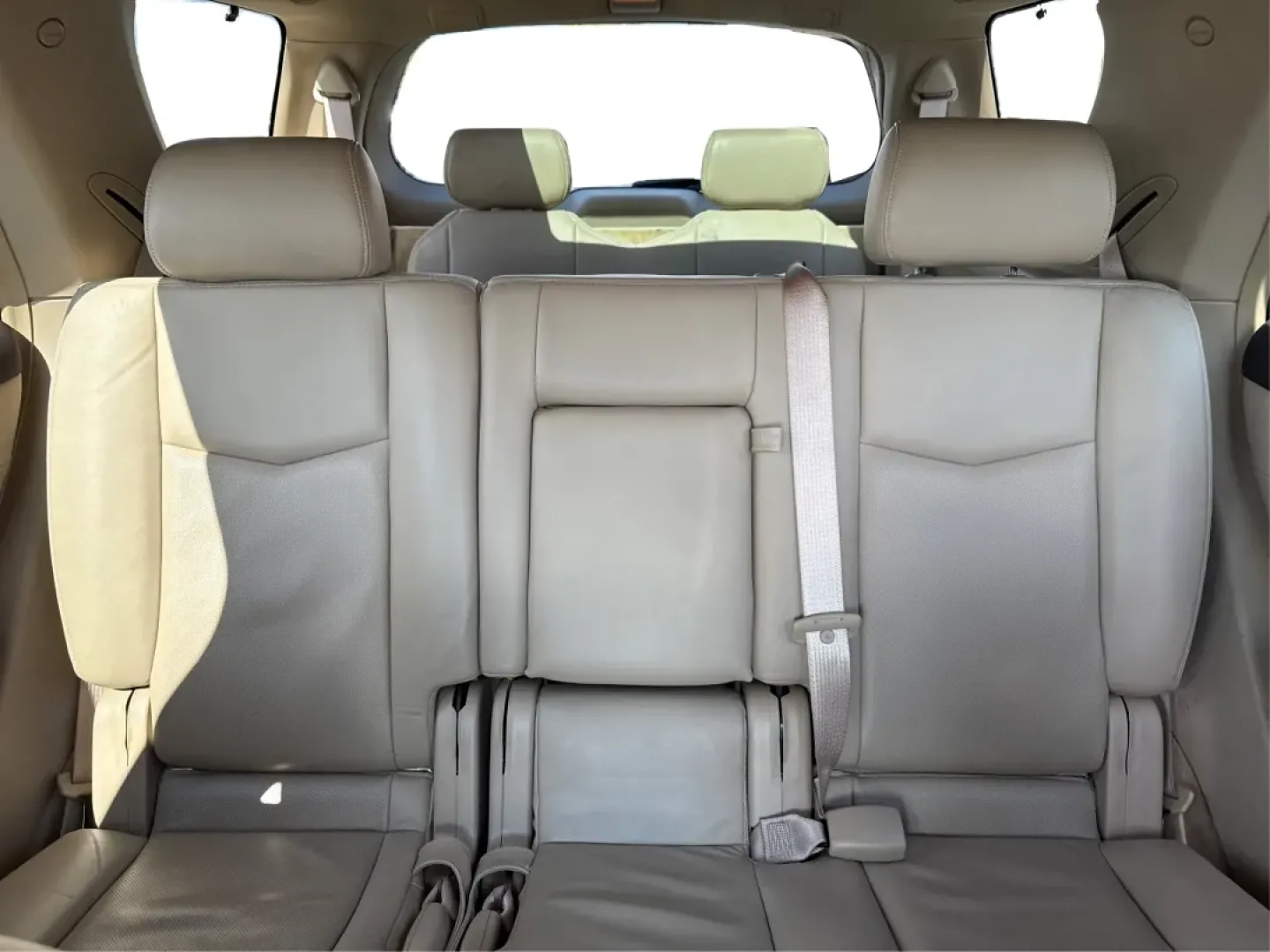 2008 Cadillac SRX V6 (1GYEE437X80) with an 3.6L V-6 DOHC engine, located at 1230 East Main St, Xenia, OH, 45385, (937) 908-9800, 39.688026, -83.910172 - **Discover Luxury and Versatility with the 2008 Cadillac SRX at Advantage Car and Credit Xenia**<br /> <br /> Are you looking for a vehicle that seamlessly blends luxury with practicality? The 2008 Cadillac SRX is the perfect companion for those who desire a comfortable ride for their family, want - Photo#14