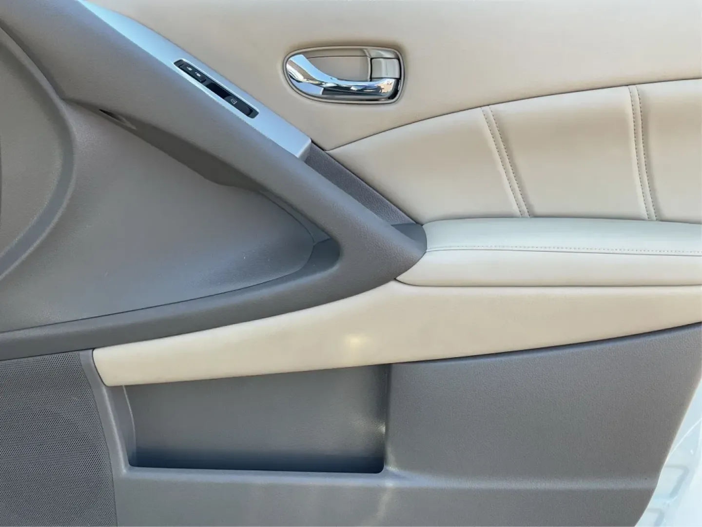 2014 Nissan Murano SL (JN8AZ1MW9EW) with an 3.5L V-6 DOHC engine, located at 880 E. National Road, Vandalia, OH, 45377, (937) 908-9800, 39.891918, -84.183594 - **Elevate Your Lifestyle with the 2014 Nissan Murano SL Perfect for All Your Adventures!**<br /> <br /> If you're on the hunt for a versatile SUV that seamlessly fits into your busy lifestyle, look no further than the stunning 2014 Nissan Murano SL. Whether you're making school runs, embarking on w - Photo#19