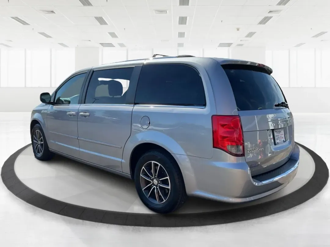 2017 Dodge Grand Caravan SXT (2C4RDGCG5HR) with an Pentastar 3.6L V-6 DOHC engine, located at 1230 East Main St, Xenia, OH, 45385, (937) 908-9800, 39.688026, -83.910172 - **Adventure Awaits with the 2017 Dodge Grand Caravan SXT in Fairborn, OH!**<br /> <br /> Are you looking for the perfect vehicle to accommodate your growing family or to embark on weekend adventures? Look no further! The 2017 Dodge Grand Caravan SXT is designed for those who prioritize space, comfor - Photo#4