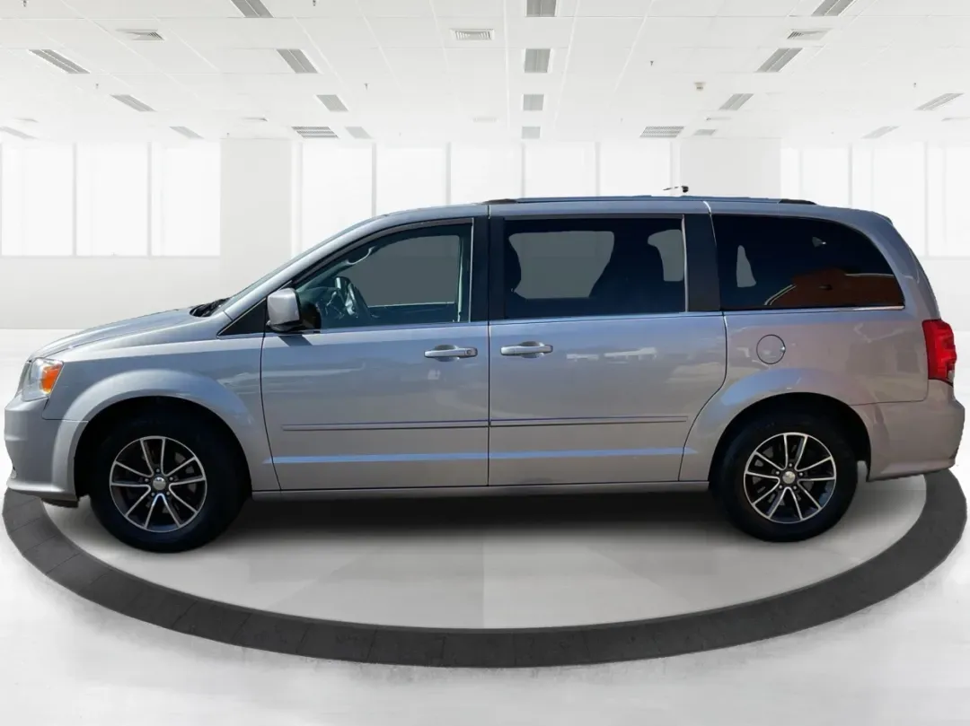 2017 Dodge Grand Caravan SXT (2C4RDGCG5HR) with an Pentastar 3.6L V-6 DOHC engine, located at 1230 East Main St, Xenia, OH, 45385, (937) 908-9800, 39.688026, -83.910172 - **Adventure Awaits with the 2017 Dodge Grand Caravan SXT in Fairborn, OH!**<br /> <br /> Are you looking for the perfect vehicle to accommodate your growing family or to embark on weekend adventures? Look no further! The 2017 Dodge Grand Caravan SXT is designed for those who prioritize space, comfor - Photo#5