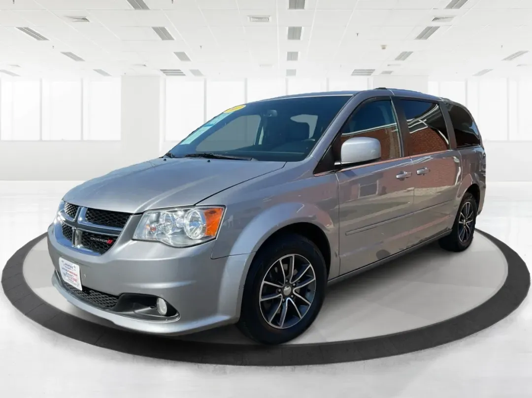 2017 Dodge Grand Caravan SXT (2C4RDGCG5HR) with an Pentastar 3.6L V-6 DOHC engine, located at 1230 East Main St, Xenia, OH, 45385, (937) 908-9800, 39.688026, -83.910172 - **Adventure Awaits with the 2017 Dodge Grand Caravan SXT in Fairborn, OH!**<br /> <br /> Are you looking for the perfect vehicle to accommodate your growing family or to embark on weekend adventures? Look no further! The 2017 Dodge Grand Caravan SXT is designed for those who prioritize space, comfor - Photo#8