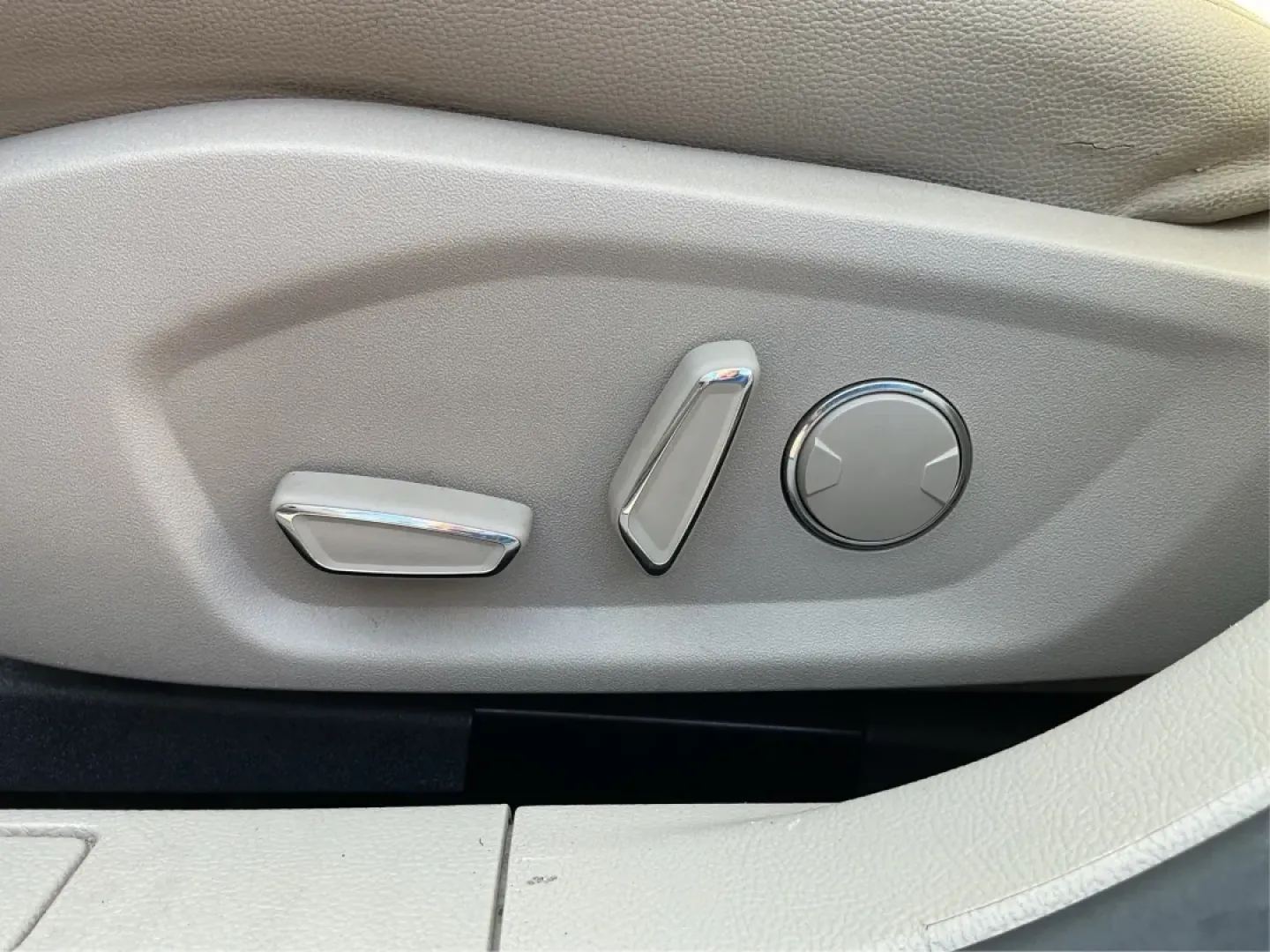 2018 Ford Fusion SE (3FA6P0HD4JR) with an Other engine, located at 8750 N County Rd 25A, Piqua, OH, 45356, (937) 908-9800, 40.164391, -84.232513 - **Experience the Perfect Blend of Comfort and Style with this 2018 Ford Fusion SE at Advantage Car and Credit Piqua!**<br /> <br /> Are you searching for a reliable sedan that combines comfort, tech features, and a sleek design? Look no further than this stunning **2018 Ford Fusion SE**! This car i - Photo#18