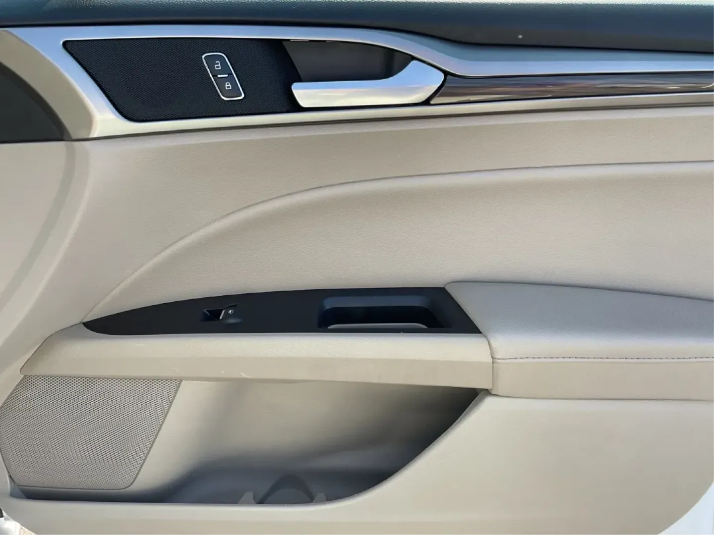 2018 Ford Fusion SE (3FA6P0HD4JR) with an Other engine, located at 1184 Kauffman Ave, Fairborn, OH, 45324, (937) 908-9800, 39.807072, -84.030914 - **Experience the Perfect Blend of Comfort and Style with this 2018 Ford Fusion SE at Advantage Car and Credit Piqua!**<br /> <br /> Are you searching for a reliable sedan that combines comfort, tech features, and a sleek design? Look no further than this stunning **2018 Ford Fusion SE**! This car i - Photo#20