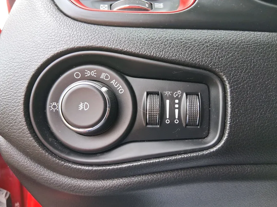 2016 Jeep Renegade Trailhawk (ZACCJBCTXGP) with an Tigershark MultiAir 2.4L I-4 variable valve contro engine, 9A transmission, located at 1099 N County Rd 25A , Troy, OH, 45373, (937) 908-9800, 40.057079, -84.212883 - **Experience Adventure and Comfort with the 2016 Jeep Renegade Trailhawk!**<br /> <br /> Are you ready to elevate your lifestyle with a versatile vehicle that's perfect for weekend getaways, daily commutes, and everything in between? Look no further than the 2016 Jeep Renegade Trailhawk available at - Photo#17