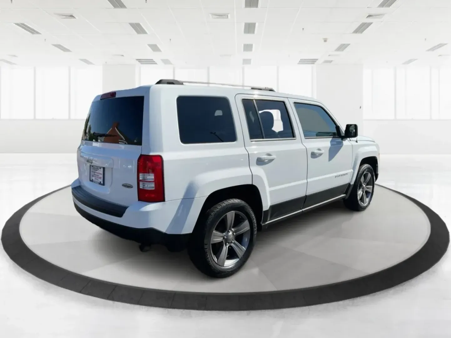 2015 Jeep Patriot High Altitude Edition (1C4NJPFA5FD) with an 2L I-4 DOHC engine, located at 1230 East Main St, Xenia, OH, 45385, (937) 908-9800, 39.688026, -83.910172 - Discover the perfect blend of adventure and everyday practicality with the 2015 Jeep Patriot High Altitude Edition, now available at Advantage Car and Credit in Moraine, OH! Designed for those who want to conquer both the urban jungle and the great outdoors, this SUV is not just a vehicle; it's a li - Photo#2