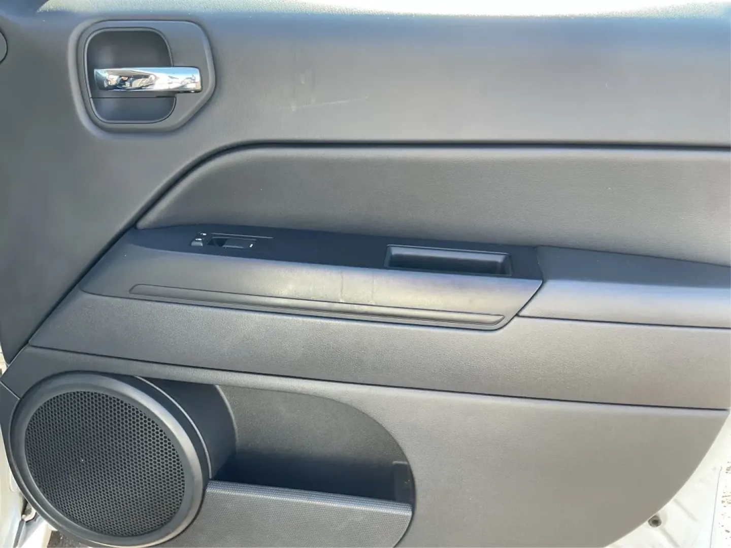 2015 Jeep Patriot High Altitude Edition (1C4NJPFA5FD) with an 2L I-4 DOHC engine, located at 1230 East Main St, Xenia, OH, 45385, (937) 908-9800, 39.688026, -83.910172 - Discover the perfect blend of adventure and everyday practicality with the 2015 Jeep Patriot High Altitude Edition, now available at Advantage Car and Credit in Moraine, OH! Designed for those who want to conquer both the urban jungle and the great outdoors, this SUV is not just a vehicle; it's a li - Photo#19