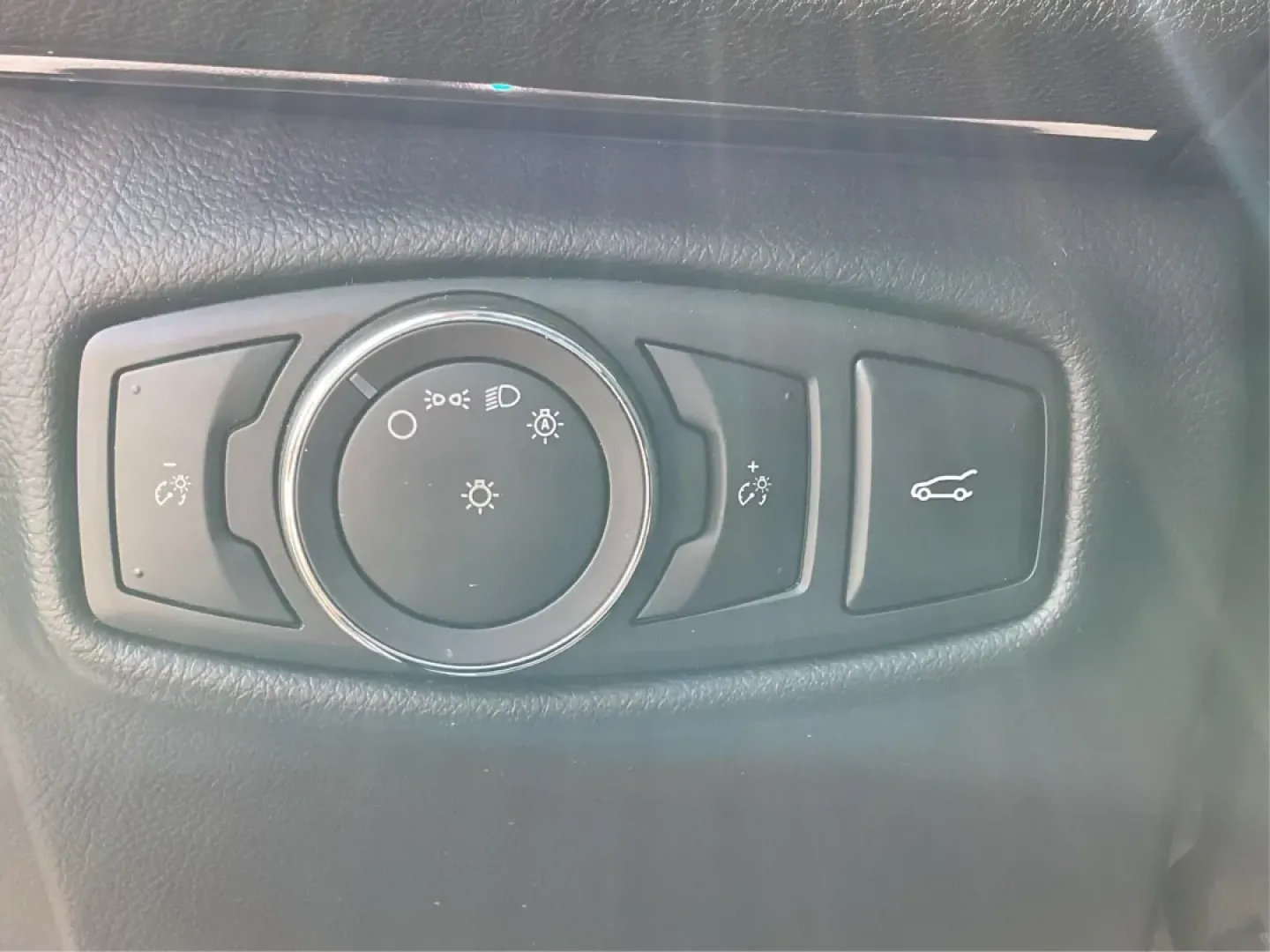 2015 Lincoln MKZ Base (3LN6L2GKXFR) with an Other engine, located at 1230 East Main St, Xenia, OH, 45385, (937) 908-9800, 39.688026, -83.910172 - **Discover the 2015 Lincoln MKZ: Your Ideal Blend of Luxury and Affordability!** <br /> <br /> Are you searching for a stylish, reliable vehicle that won't break the bank? Look no further than the 2015 Lincoln MKZ, available now at Advantage Car and Credit in Fairborn, OH. This stunning vehicle is p - Photo#17