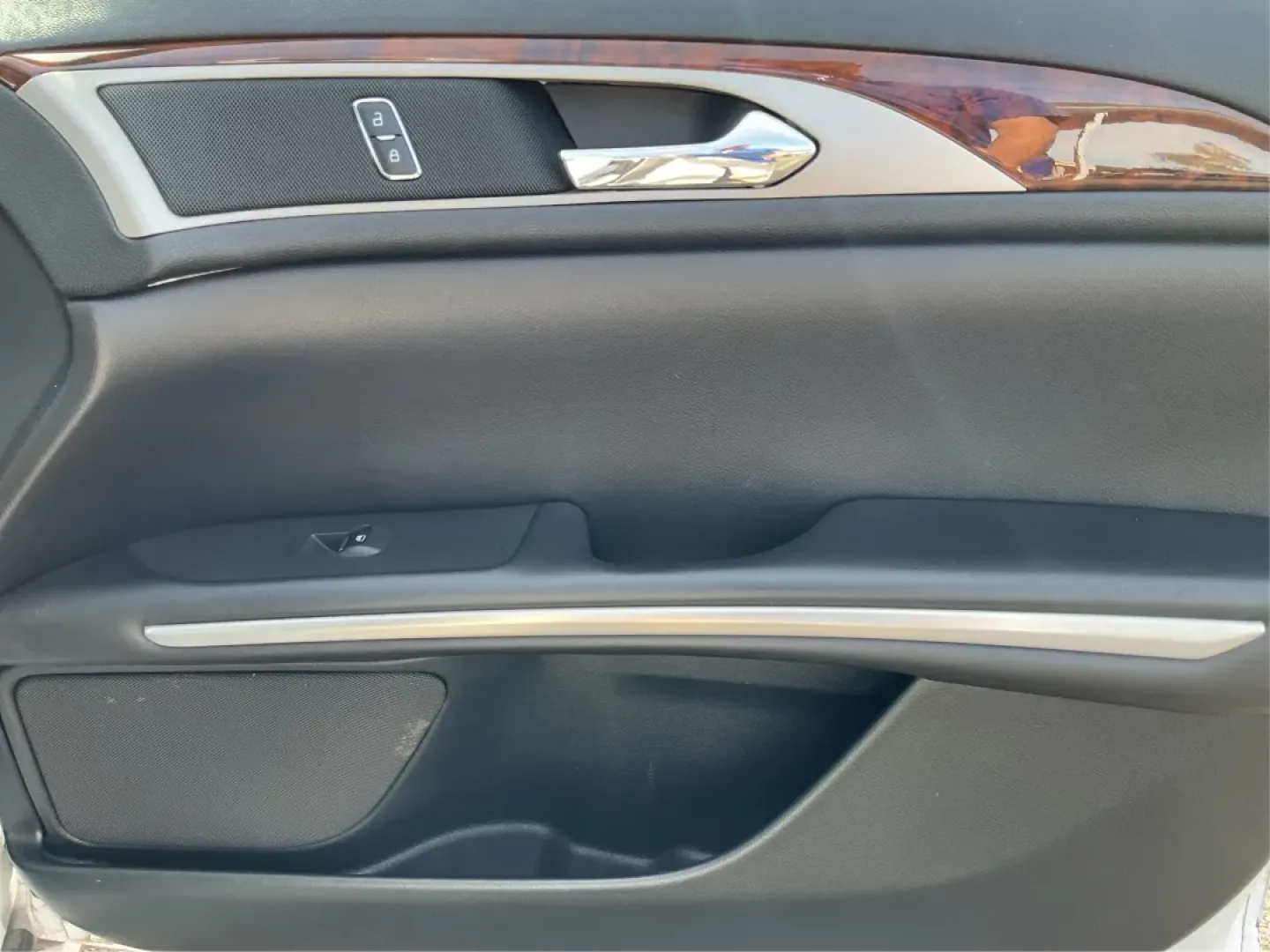 2015 Lincoln MKZ Base (3LN6L2GKXFR) with an Other engine, located at 1230 East Main St, Xenia, OH, 45385, (937) 908-9800, 39.688026, -83.910172 - **Discover the 2015 Lincoln MKZ: Your Ideal Blend of Luxury and Affordability!** <br /> <br /> Are you searching for a stylish, reliable vehicle that won't break the bank? Look no further than the 2015 Lincoln MKZ, available now at Advantage Car and Credit in Fairborn, OH. This stunning vehicle is p - Photo#20