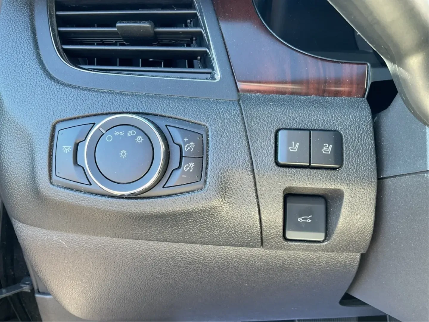 2014 Ford Edge Limited (2FMDK4KC4EB) with an 3.5L V-6 DOHC engine, located at 8750 N County Rd 25A, Piqua, OH, 45356, (937) 908-9800, 40.164391, -84.232513 - **Adventure Awaits: Drive Home a 2014 Ford Edge Limited Today!**<br /> <br /> Are you looking for a versatile vehicle that seamlessly fits into your lifestyle? Whether you're navigating your morning commute, embarking on family weekend getaways, or simply running errands around Piqua, the 2014 Ford - Photo#17