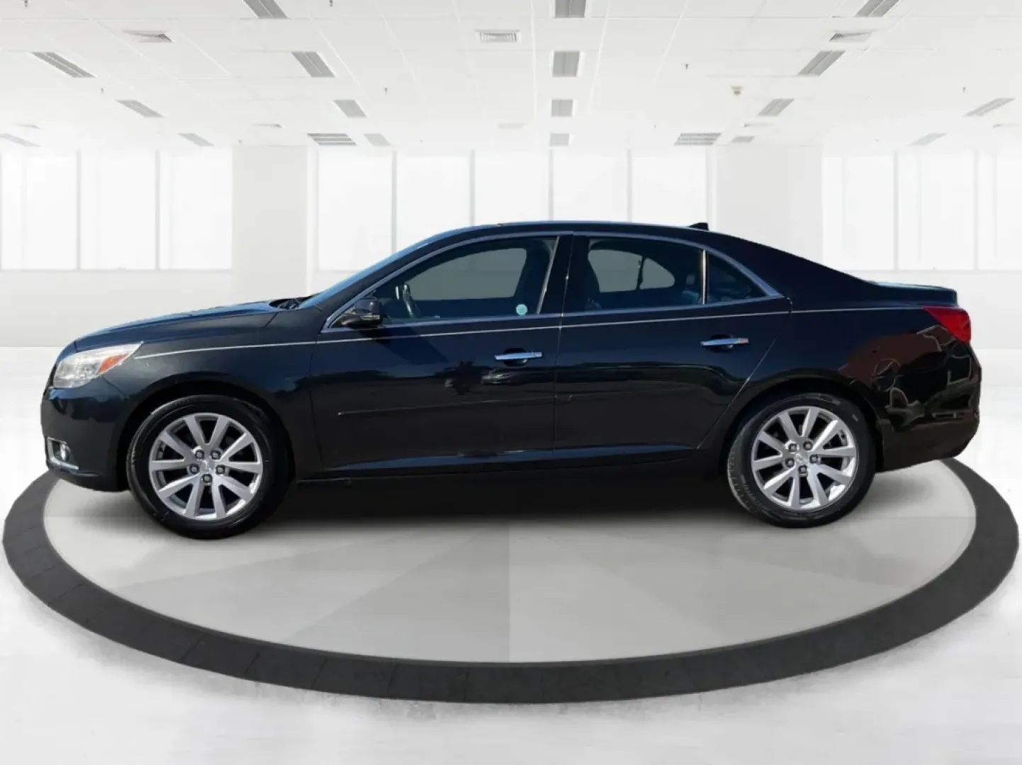 2013 Chevrolet Malibu 2LT (1G11E5SA7DF) with an ECOTEC 2.5L I-4 gasoline direct injection engine, located at 1951 S Dayton Lakeview Rd., New Carlisle, OH, 45344, (937) 908-9800, 39.890999, -84.050255 - **Discover the Perfect Balance of Comfort and Style with the 2013 Chevrolet Malibu at Advantage Car and Credit - New Carlisle!**<br /> <br /> Are you looking for a reliable sedan that perfectly blends style, comfort, and performance? The 2013 Chevrolet Malibu 2LT is designed for those who appreciate - Photo#5