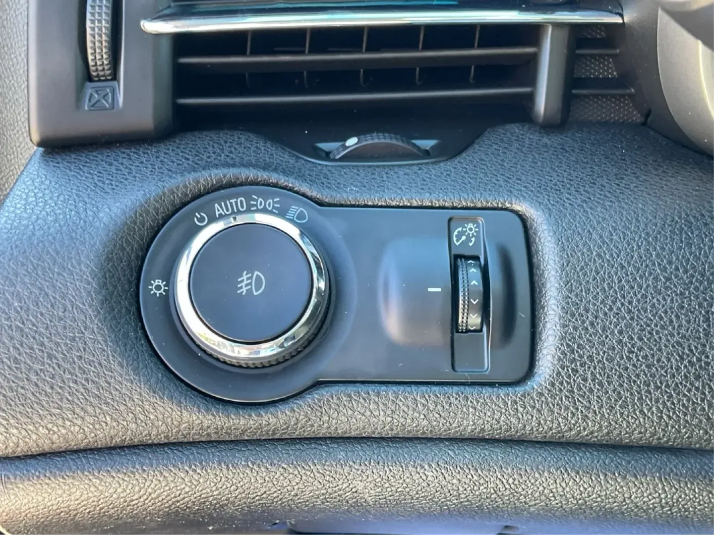 2013 Chevrolet Malibu 2LT (1G11E5SA7DF) with an ECOTEC 2.5L I-4 gasoline direct injection engine, located at 401 Woodman Dr, Riverside, OH, 45431, (937) 908-9800, 39.760899, -84.123421 - **Discover the Perfect Balance of Comfort and Style with the 2013 Chevrolet Malibu at Advantage Car and Credit - New Carlisle!**<br /> <br /> Are you looking for a reliable sedan that perfectly blends style, comfort, and performance? The 2013 Chevrolet Malibu 2LT is designed for those who appreciate - Photo#17