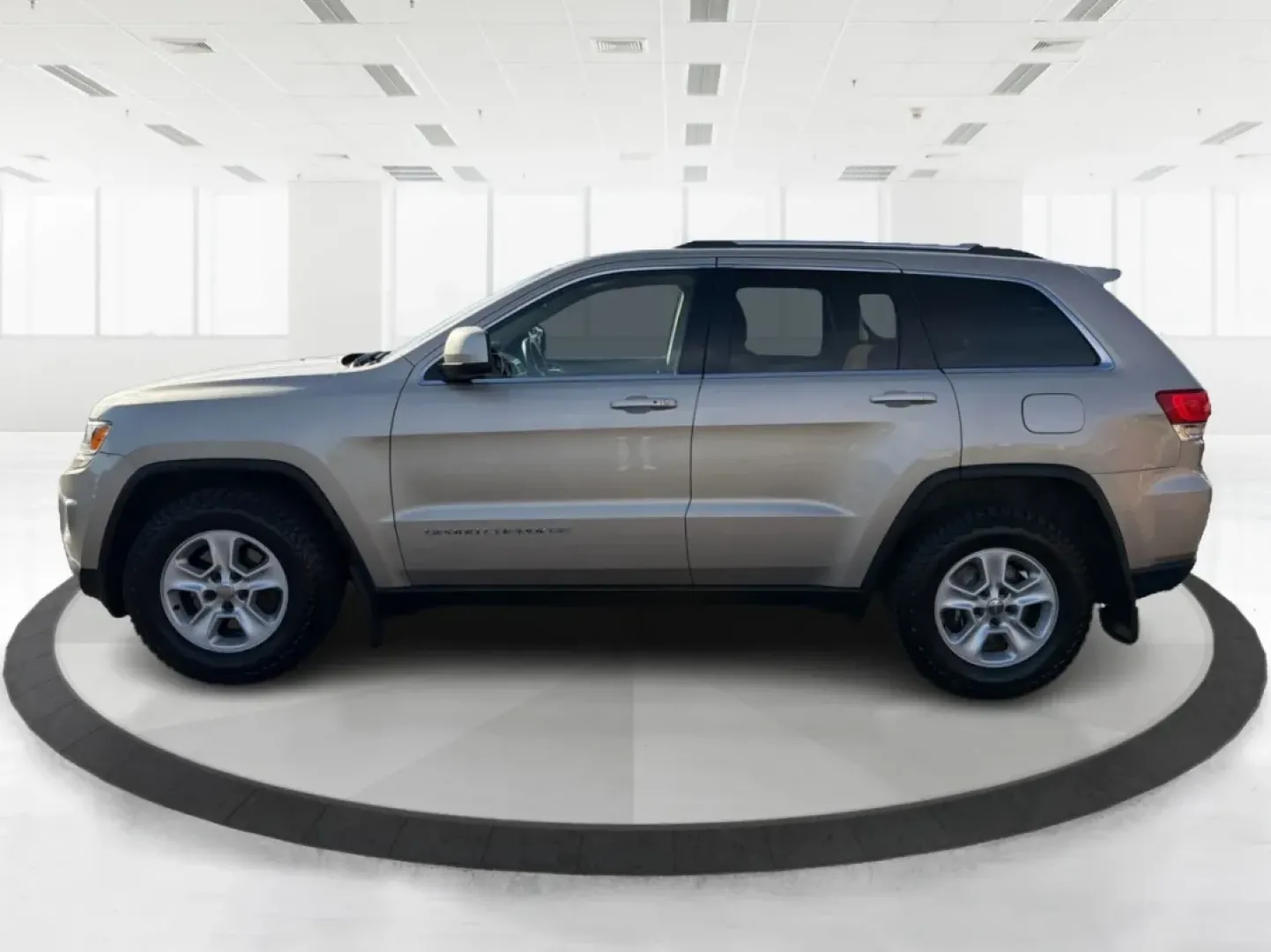 2014 Jeep Grand Cherokee Laredo (1C4RJFAG0EC) with an 3.6L V-6 DOHC engine, located at 401 Woodman Dr, Riverside, OH, 45431, (937) 908-9800, 39.760899, -84.123421 - ### Conquer Every Adventure with the 2014 Jeep Grand Cherokee Laredo Ideal for Every Lifestyle!<br /> <br /> Are you ready to elevate your driving experience? Whether you're navigating the hustle and bustle of city life in Riverside, OH, or embarking on thrilling weekend getaways, the 2014 Jeep Gra - Photo#5