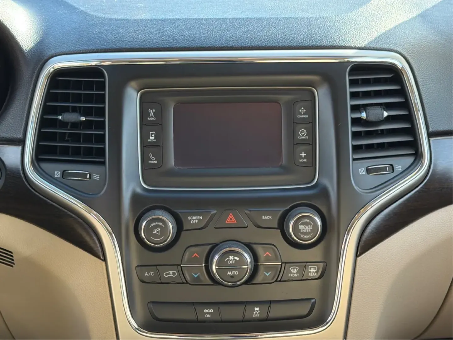 2014 Jeep Grand Cherokee Laredo (1C4RJFAG0EC) with an 3.6L V-6 DOHC engine, located at 401 Woodman Dr, Riverside, OH, 45431, (937) 908-9800, 39.760899, -84.123421 - ### Conquer Every Adventure with the 2014 Jeep Grand Cherokee Laredo Ideal for Every Lifestyle!<br /> <br /> Are you ready to elevate your driving experience? Whether you're navigating the hustle and bustle of city life in Riverside, OH, or embarking on thrilling weekend getaways, the 2014 Jeep Gra - Photo#13