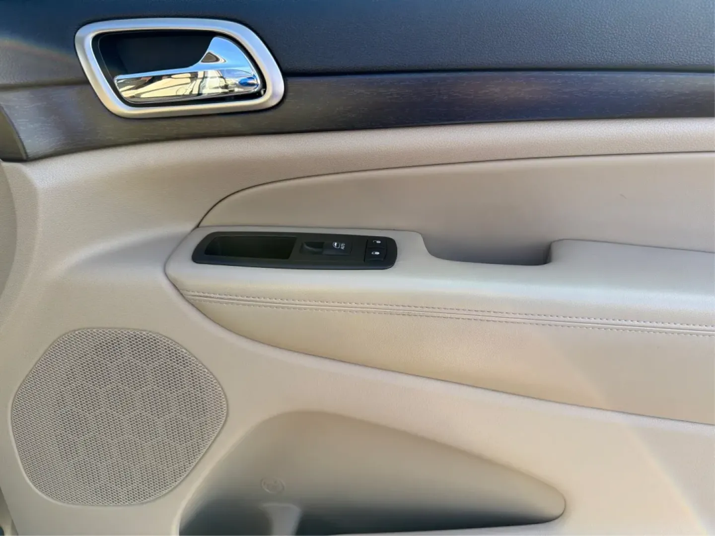 2014 Jeep Grand Cherokee Laredo (1C4RJFAG0EC) with an 3.6L V-6 DOHC engine, located at 401 Woodman Dr, Riverside, OH, 45431, (937) 908-9800, 39.760899, -84.123421 - ### Conquer Every Adventure with the 2014 Jeep Grand Cherokee Laredo Ideal for Every Lifestyle!<br /> <br /> Are you ready to elevate your driving experience? Whether you're navigating the hustle and bustle of city life in Riverside, OH, or embarking on thrilling weekend getaways, the 2014 Jeep Gra - Photo#20