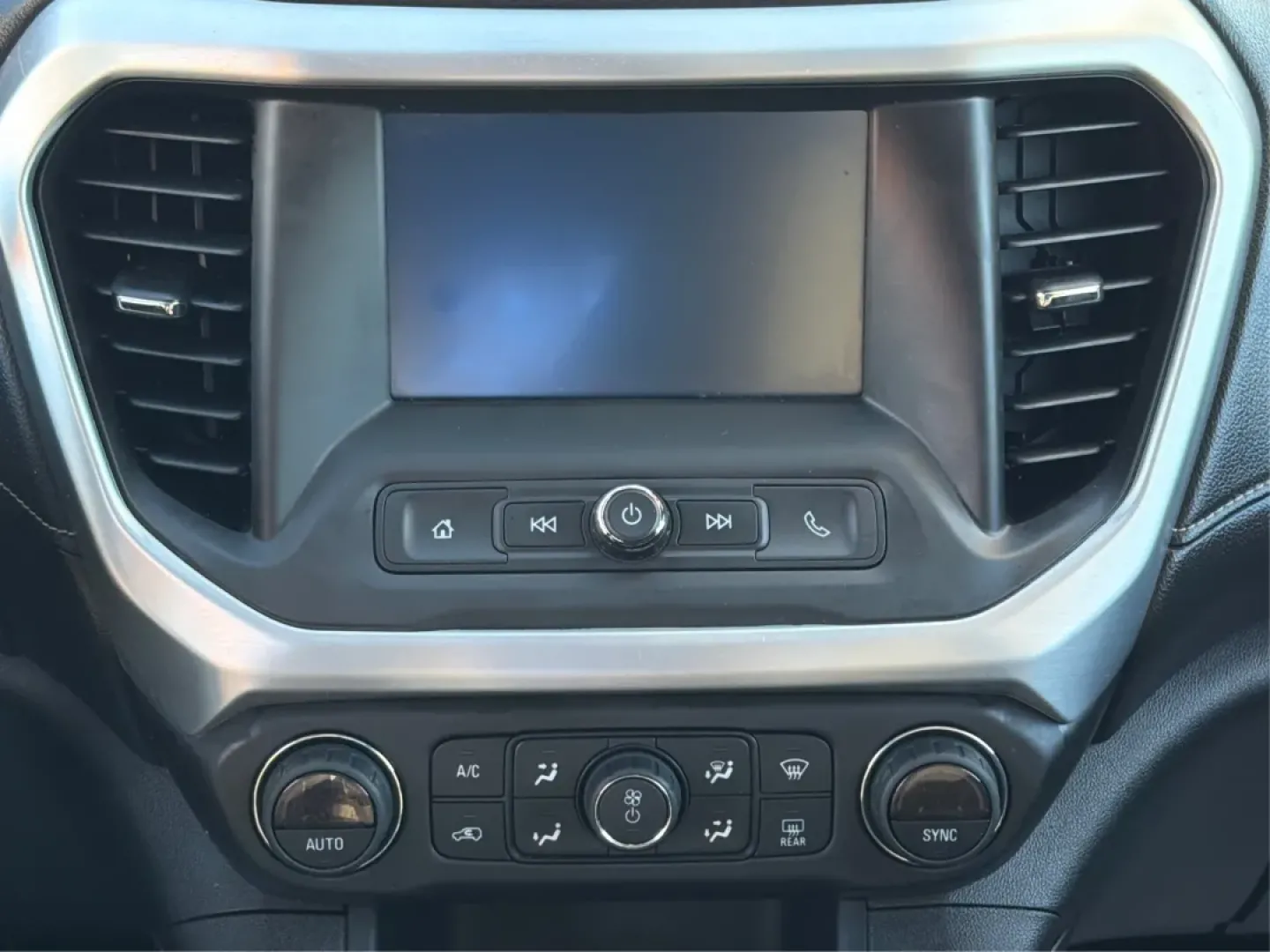 2018 GMC Acadia SLE-1 (1GKKNKLA5JZ) with an 2.5L I-4 gasoline direct injection engine, located at 1230 East Main St, Xenia, OH, 45385, (937) 908-9800, 39.688026, -83.910172 - Unleash your adventurous spirit with the 2018 GMC Acadia SLE-1, the perfect SUV for weekend getaways, family road trips, or daily commutes. With its spacious interior and versatile cargo space, this SUV is designed for those who value comfort and practicality without sacrificing style. At Advantage - Photo#13