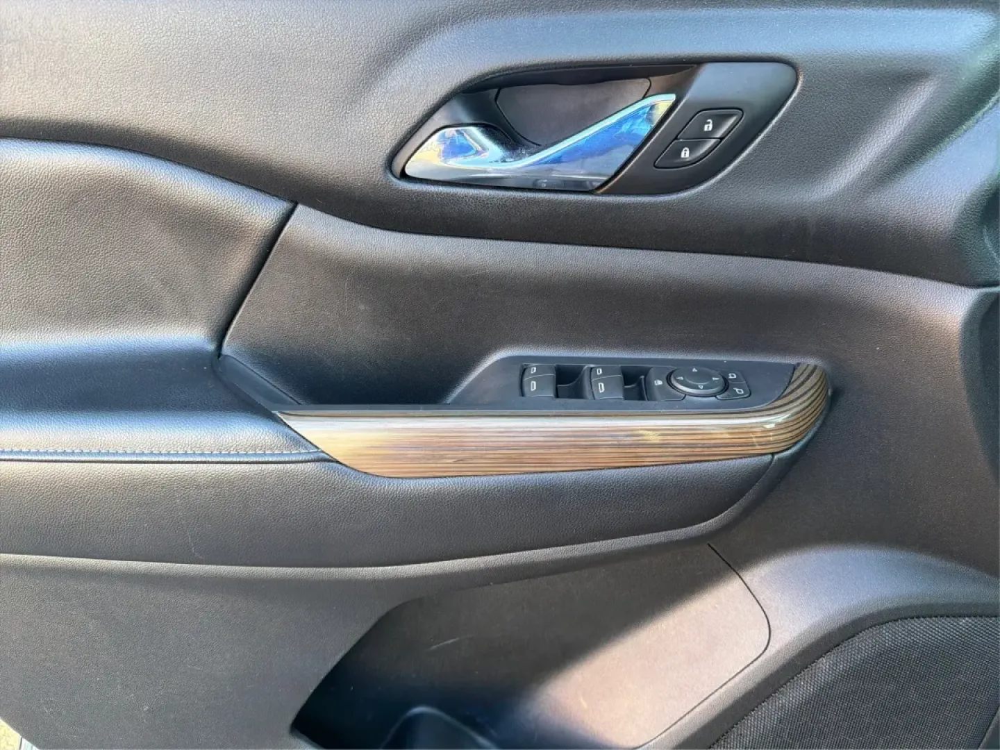 2018 GMC Acadia SLE-1 (1GKKNKLA5JZ) with an 2.5L I-4 gasoline direct injection engine, located at 1230 East Main St, Xenia, OH, 45385, (937) 908-9800, 39.688026, -83.910172 - Unleash your adventurous spirit with the 2018 GMC Acadia SLE-1, the perfect SUV for weekend getaways, family road trips, or daily commutes. With its spacious interior and versatile cargo space, this SUV is designed for those who value comfort and practicality without sacrificing style. At Advantage - Photo#17