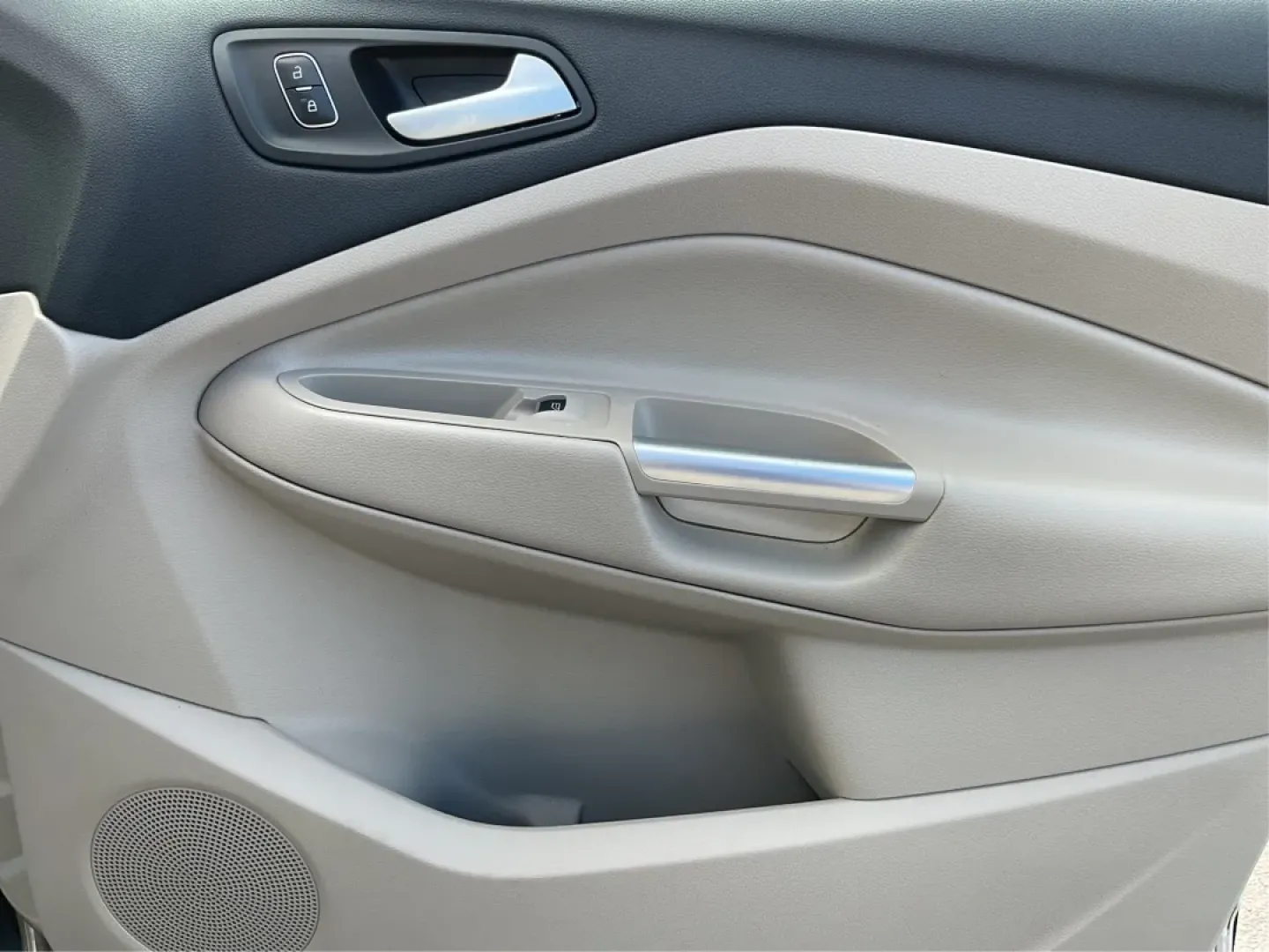 2018 Ford Escape Titanium FWD (1FMCU0J99JU) with an 2.0L L4 DOHC 16V engine, 6-Speed Automatic transmission, located at 1230 East Main St, Xenia, OH, 45385, (937) 908-9800, 39.688026, -83.910172 - Experience the perfect blend of style and practicality with the 2018 Ford Escape Titanium, now available at Advantage Car and Credit in Xenia, OH. This SUV is not just a vehicle; it's your ticket to adventure, whether you're navigating the bustling streets of downtown Xenia or embarking on a weekend - Photo#20