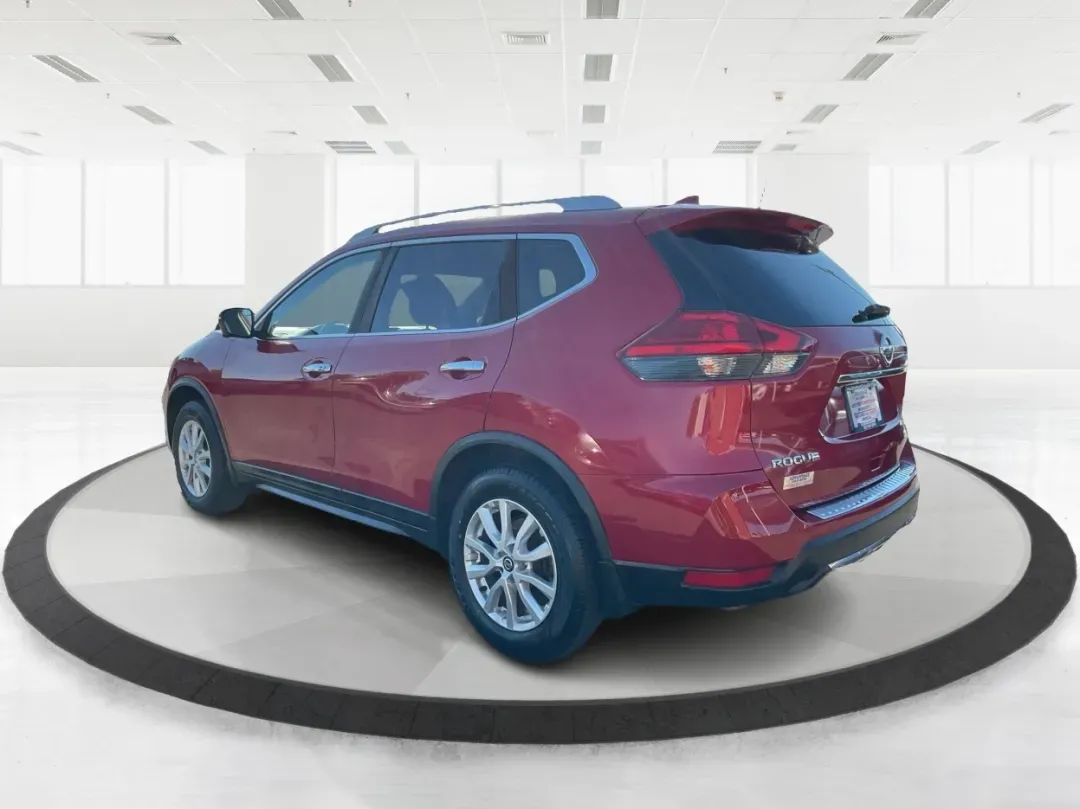 2017 Nissan Rogue SV (JN8AT2MV6HW) with an 2.5L I-4 DOHC engine, CVT transmission, located at 1230 East Main St, Xenia, OH, 45385, (937) 908-9800, 39.688026, -83.910172 - 2017 Nissan Rogue SV - Photo#4