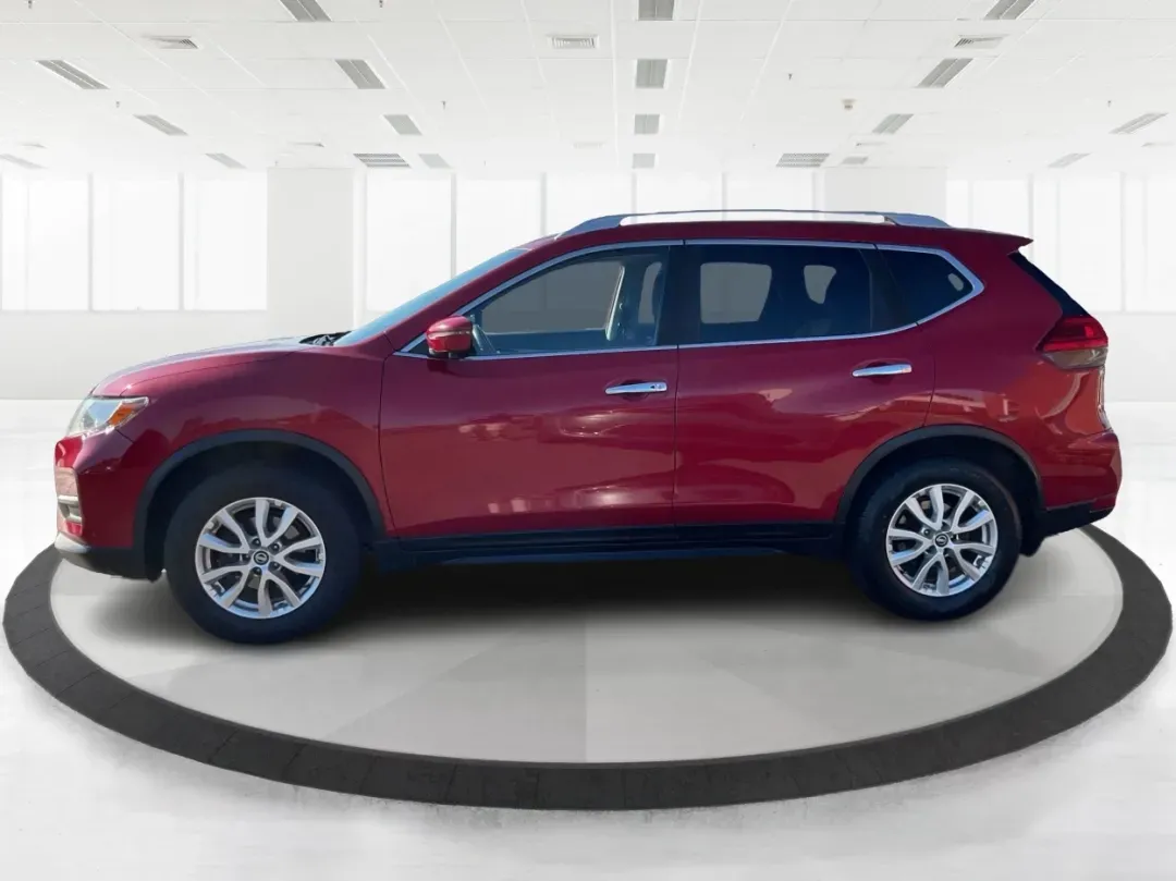 2017 Nissan Rogue SV (JN8AT2MV6HW) with an 2.5L I-4 DOHC engine, CVT transmission, located at 1230 East Main St, Xenia, OH, 45385, (937) 908-9800, 39.688026, -83.910172 - 2017 Nissan Rogue SV - Photo#5