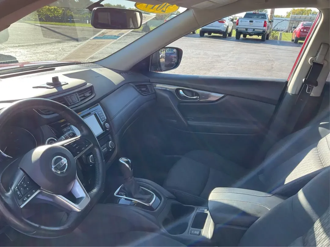 2017 Nissan Rogue SV (JN8AT2MV6HW) with an 2.5L I-4 DOHC engine, CVT transmission, located at 1230 East Main St, Xenia, OH, 45385, (937) 908-9800, 39.688026, -83.910172 - 2017 Nissan Rogue SV - Photo#9