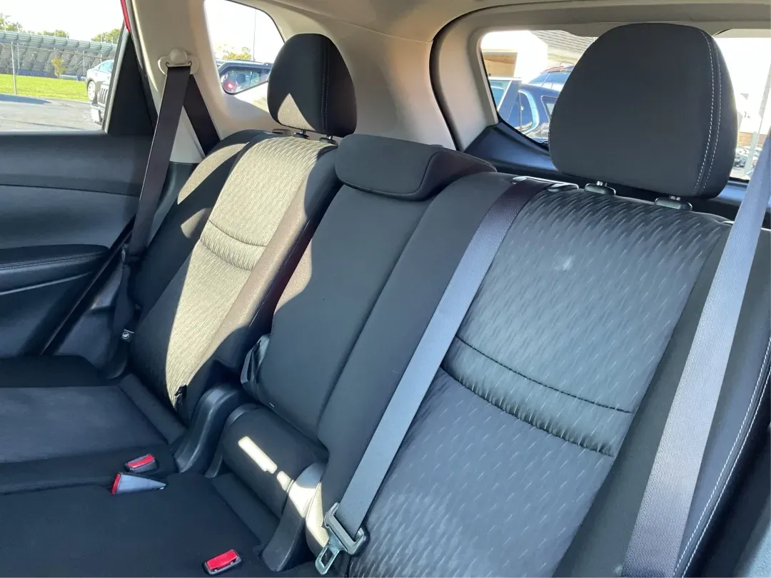 2017 Nissan Rogue SV (JN8AT2MV6HW) with an 2.5L I-4 DOHC engine, CVT transmission, located at 1230 East Main St, Xenia, OH, 45385, (937) 908-9800, 39.688026, -83.910172 - 2017 Nissan Rogue SV - Photo#10