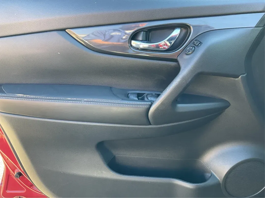 2017 Nissan Rogue SV (JN8AT2MV6HW) with an 2.5L I-4 DOHC engine, CVT transmission, located at 1230 East Main St, Xenia, OH, 45385, (937) 908-9800, 39.688026, -83.910172 - 2017 Nissan Rogue SV - Photo#18