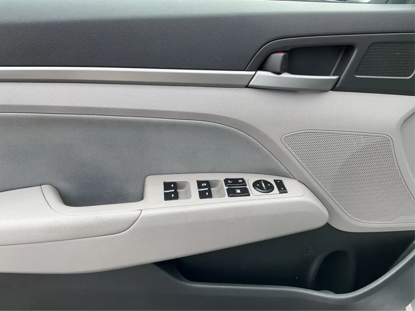 2017 Hyundai Elantra SE (5NPD84LF2HH) with an Nu 2L I-4 DOHC engine, located at 8750 N County Rd 25A, Piqua, OH, 45356, (937) 908-9800, 40.164391, -84.232513 - Discover your next adventure with the 2017 Hyundai Elantra SE, available now at Advantage Car and Credit - Piqua! This stylish sedan is perfect for budget-conscious buyers looking for a reliable vehicle that effortlessly blends comfort, performance, and technology. Whether you're commuting to work, - Photo#17