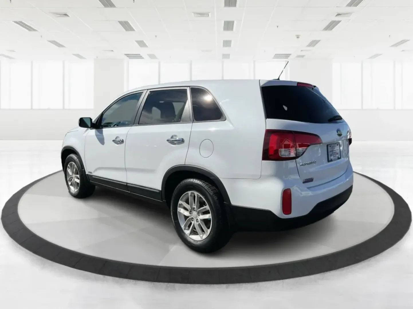 2015 Kia Sorento LX (5XYKTCA66FG) with an 2.4L I-4 gasoline direct injection engine, located at 1230 East Main St, Xenia, OH, 45385, (937) 908-9800, 39.688026, -83.910172 - Are you ready to elevate your family adventures or conquer your daily commutes? The 2015 Kia Sorento LX is the perfect companion for anyone seeking versatility, reliability, and comfort on the road. With ample space for growing families or weekend getaways, this SUV is designed to adapt to your life - Photo#4