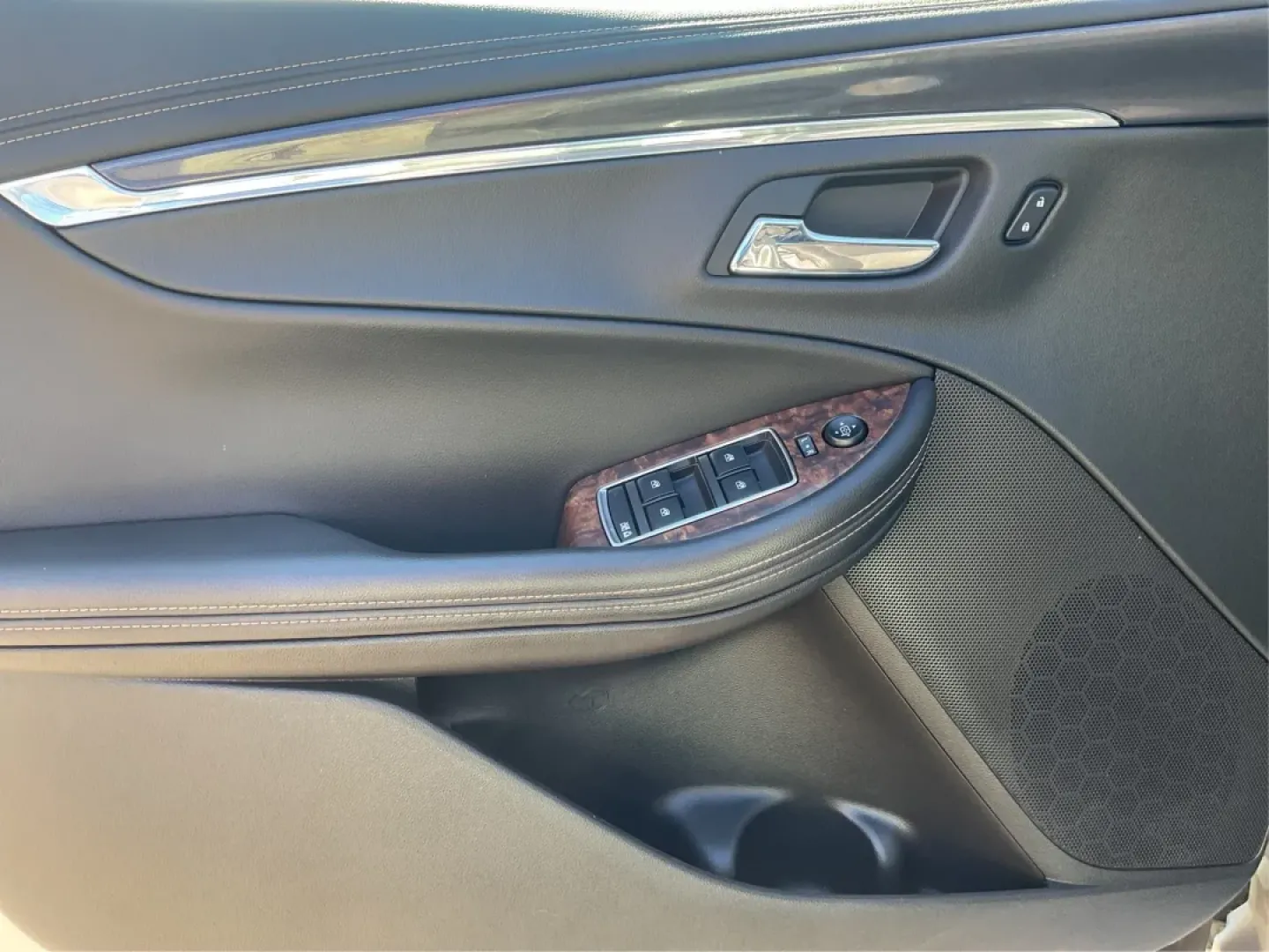 2014 Chevrolet Impala 1LT (1G1115SL8EU) with an ECOTEC 2.5L I-4 gasoline direct injection engine, located at 1230 East Main St, Xenia, OH, 45385, (937) 908-9800, 39.688026, -83.910172 - Experience the ultimate in comfort, style, and performance with this **2014 Chevrolet Impala 1LT**, available now at **Advantage Car and Credit - Xenia**, your premier buy here pay here dealership located at **1230 East Main St, Xenia, OH 45385**. This sleek sedan is perfect for busy professionals c - Photo#18