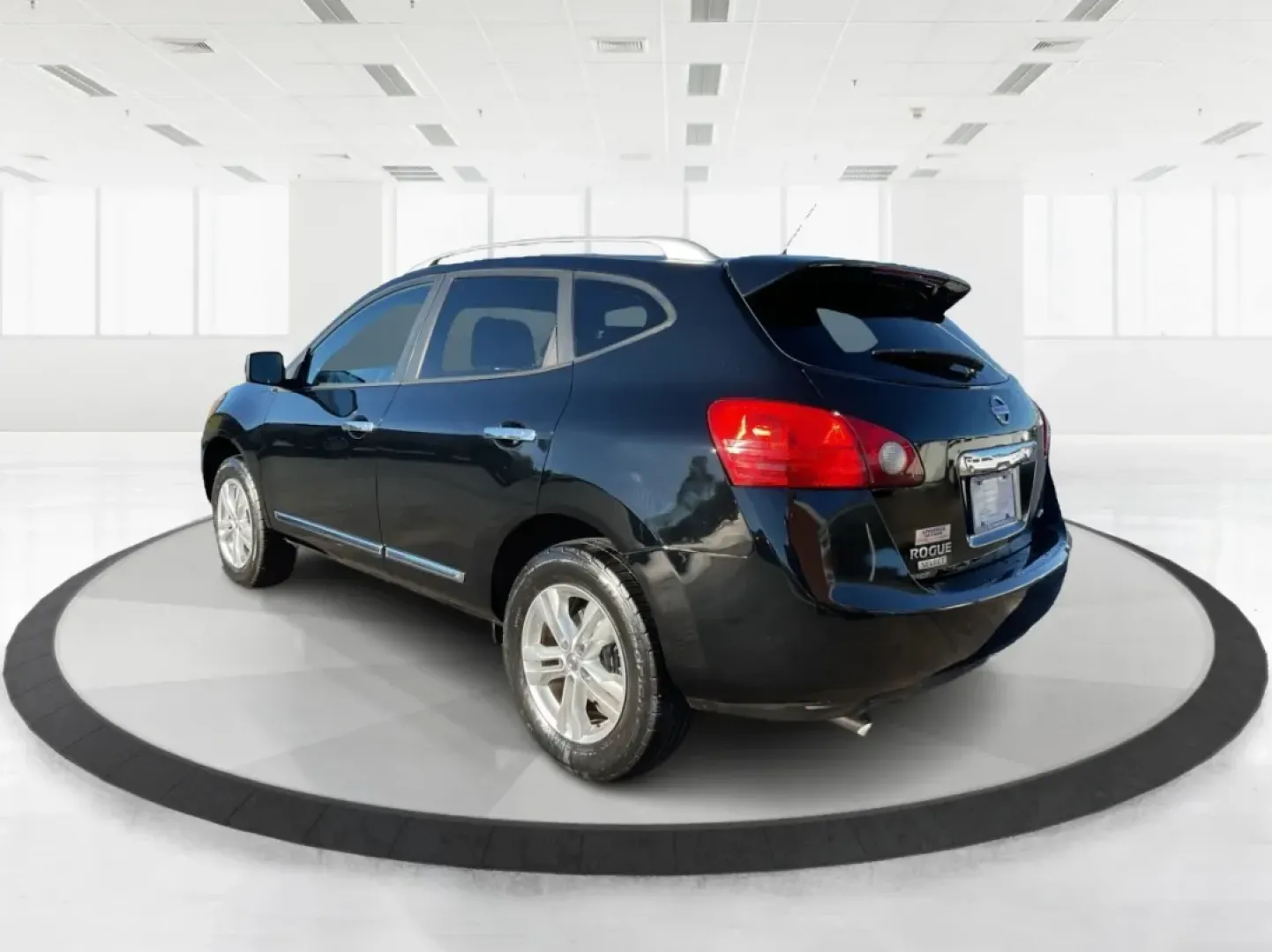 2015 Nissan Rogue S (JN8AS5MV2FW) with an 2.5L I-4 DOHC engine, located at 1184 Kauffman Ave, Fairborn, OH, 45324, (937) 908-9800, 39.807072, -84.030914 - One Owner - Photo#4