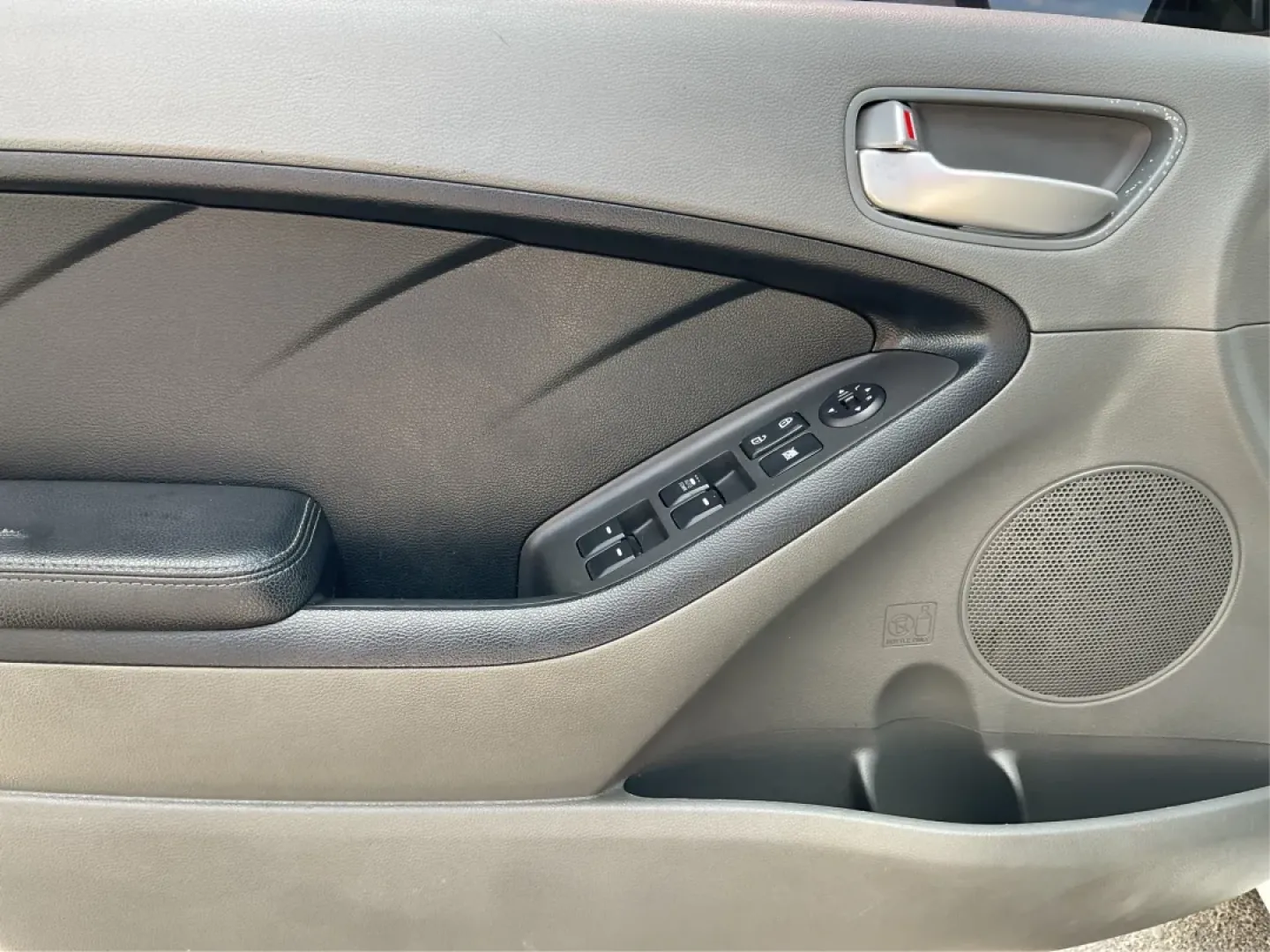 2018 Kia Forte LX (3KPFK4A73JE) with an 2L I-4 DOHC engine, located at 8750 N County Rd 25A, Piqua, OH, 45356, (937) 908-9800, 40.164391, -84.232513 - Discover a world of convenience and comfort with the 2018 Kia Forte LX, an ideal sedan for budget-conscious buyers and those seeking reliable transportation in Piqua, OH. Whether you're navigating the bustling streets of downtown or taking a scenic drive along the Great Miami River, this versatile v - Photo#17