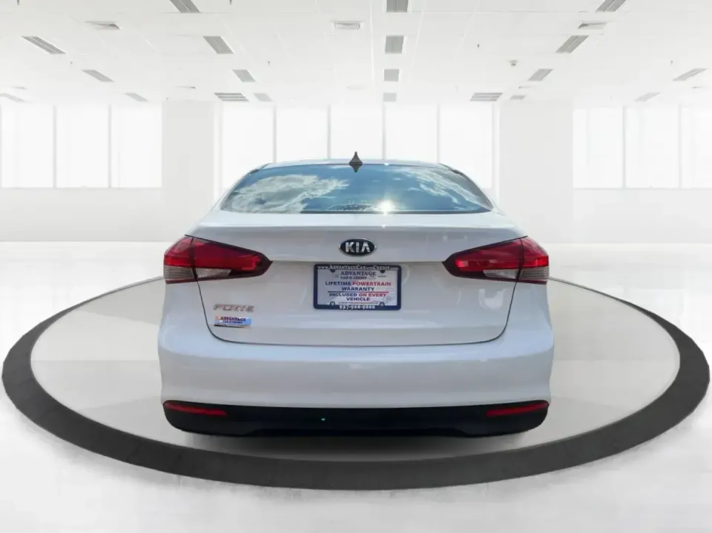 2018 Kia Forte LX (3KPFK4A73JE) with an 2L I-4 DOHC engine, 6M transmission, located at 1230 East Main St, Xenia, OH, 45385, (937) 908-9800, 39.688026, -83.910172 - Discover a world of convenience and comfort with the 2018 Kia Forte LX, an ideal sedan for budget-conscious buyers and those seeking reliable transportation in Piqua, OH. Whether you're navigating the bustling streets of downtown or taking a scenic drive along the Great Miami River, this versatile v - Photo#3