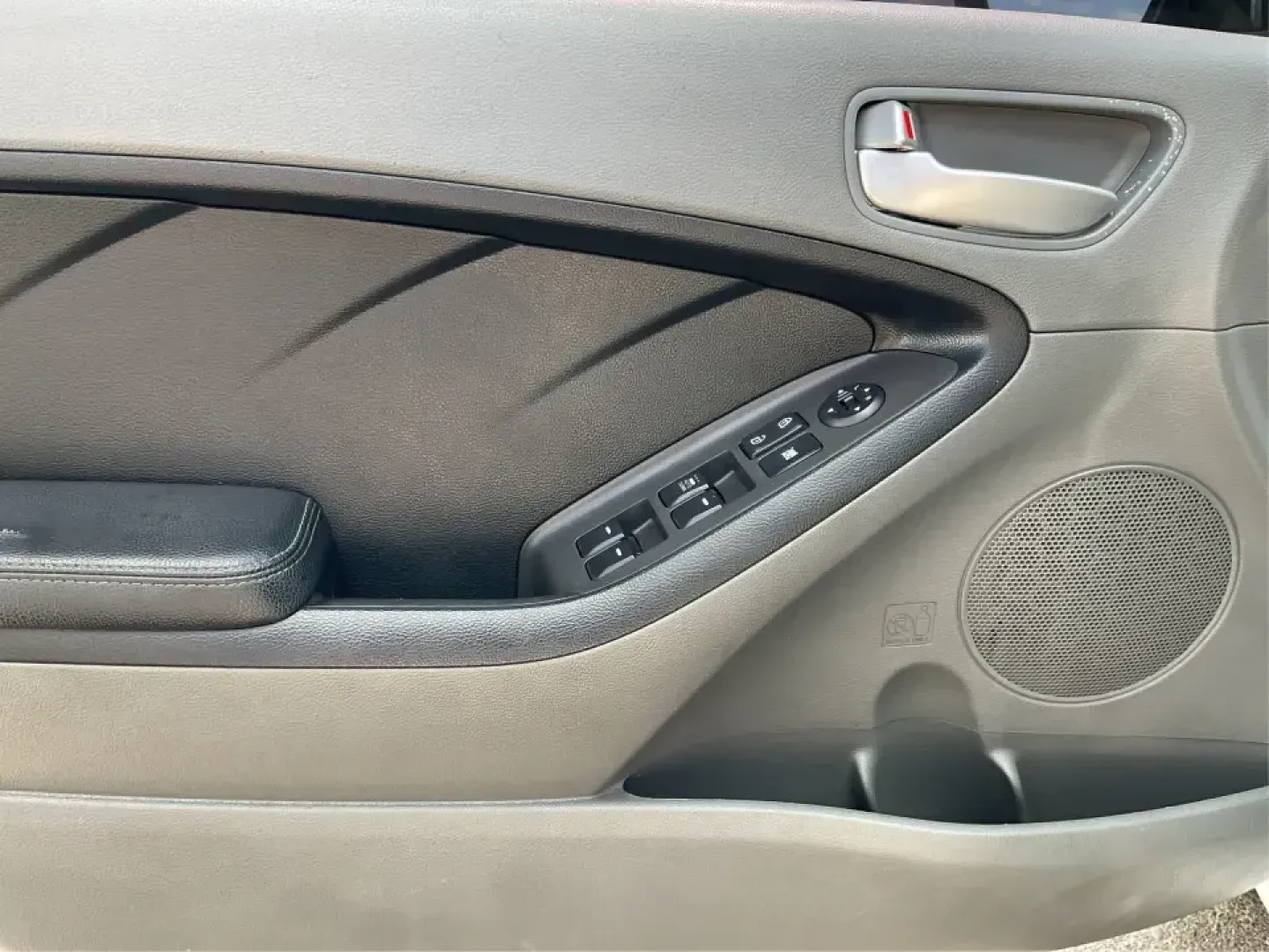 2018 Kia Forte LX (3KPFK4A73JE) with an 2L I-4 DOHC engine, 6M transmission, located at 1230 East Main St, Xenia, OH, 45385, (937) 908-9800, 39.688026, -83.910172 - Discover a world of convenience and comfort with the 2018 Kia Forte LX, an ideal sedan for budget-conscious buyers and those seeking reliable transportation in Piqua, OH. Whether you're navigating the bustling streets of downtown or taking a scenic drive along the Great Miami River, this versatile v - Photo#17