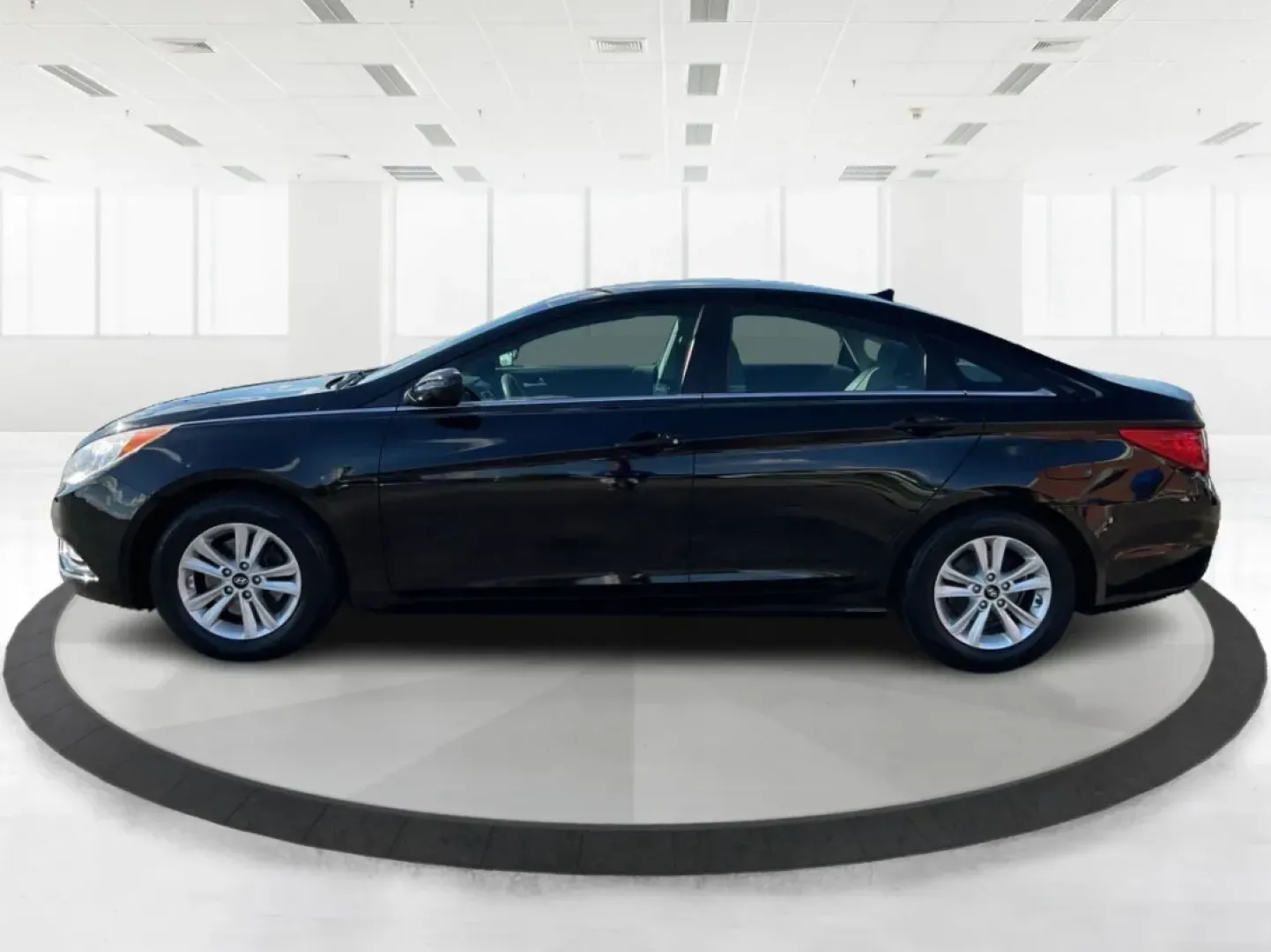 2013 Hyundai Sonata GLS (5NPEB4AC9DH) with an 2.4L I-4 gasoline direct injection engine, located at 1230 East Main St, Xenia, OH, 45385, (937) 908-9800, 39.688026, -83.910172 - **Drive Your Future with Confidence: Discover the 2013 Hyundai Sonata at Advantage Car and Credit**<br /> <br /> Are you ready to embrace a new lifestyle filled with reliability and comfort? Whether you're a growing family, a daily commuter, or someone who enjoys weekend getaways, the 2013 Hyundai S - Photo#5