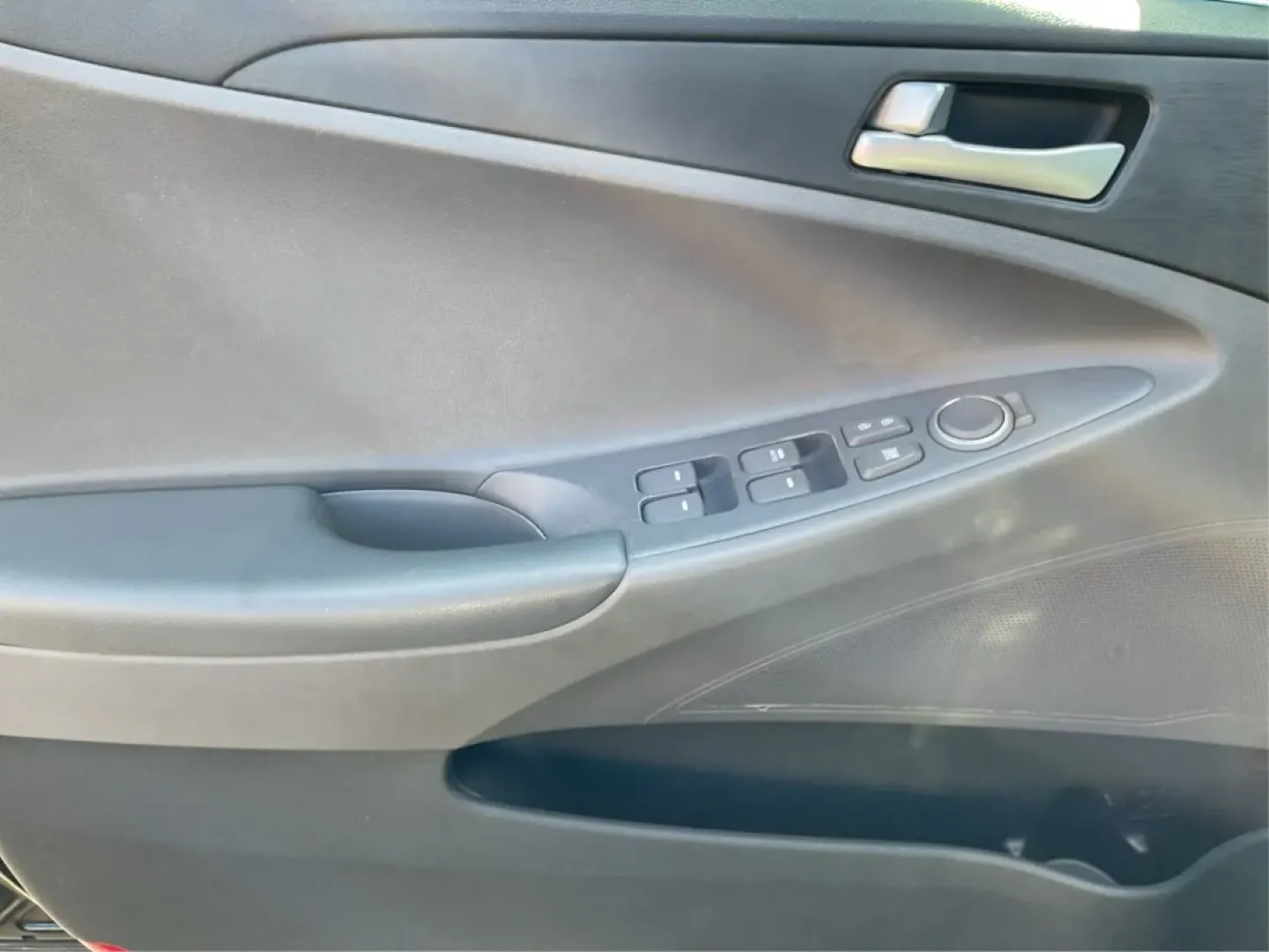 2013 Hyundai Sonata GLS (5NPEB4AC9DH) with an 2.4L I-4 gasoline direct injection engine, located at 1230 East Main St, Xenia, OH, 45385, (937) 908-9800, 39.688026, -83.910172 - **Drive Your Future with Confidence: Discover the 2013 Hyundai Sonata at Advantage Car and Credit**<br /> <br /> Are you ready to embrace a new lifestyle filled with reliability and comfort? Whether you're a growing family, a daily commuter, or someone who enjoys weekend getaways, the 2013 Hyundai S - Photo#17