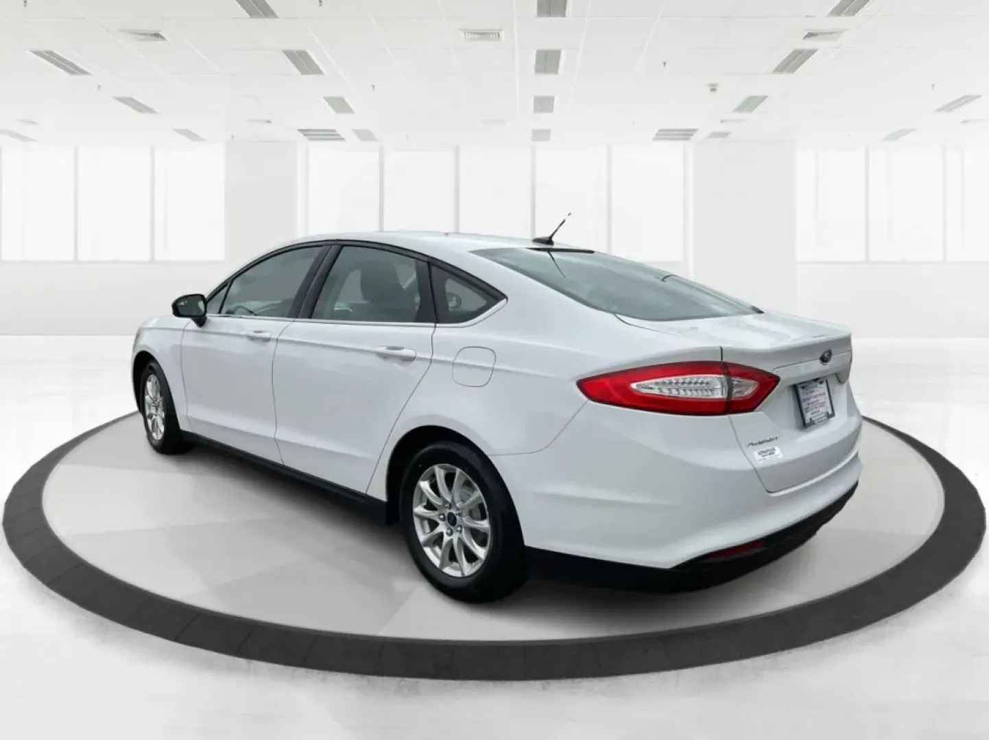 2016 Ford Fusion S (1FA6P0G70G5) with an Duratec 2.5L I-4 DOHC engine, located at 880 E. National Road, Vandalia, OH, 45377, (937) 908-9800, 39.891918, -84.183594 - **Discover Your Next Adventure in the 2016 Ford Fusion at Advantage Car and Credit** <br /> <br /> Are you looking for a reliable sedan that seamlessly fits into your active lifestyle? Whether you have a growing family, a long daily commute, or just love weekend getaways, the 2016 Ford Fusion is you - Photo#4