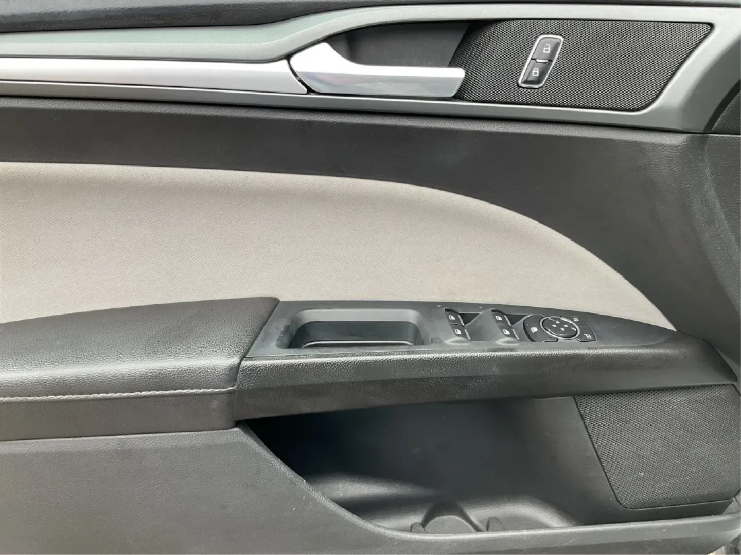 2016 Ford Fusion S (1FA6P0G70G5) with an Duratec 2.5L I-4 DOHC engine, located at 880 E. National Road, Vandalia, OH, 45377, (937) 908-9800, 39.891918, -84.183594 - **Discover Your Next Adventure in the 2016 Ford Fusion at Advantage Car and Credit** <br /> <br /> Are you looking for a reliable sedan that seamlessly fits into your active lifestyle? Whether you have a growing family, a long daily commute, or just love weekend getaways, the 2016 Ford Fusion is you - Photo#18