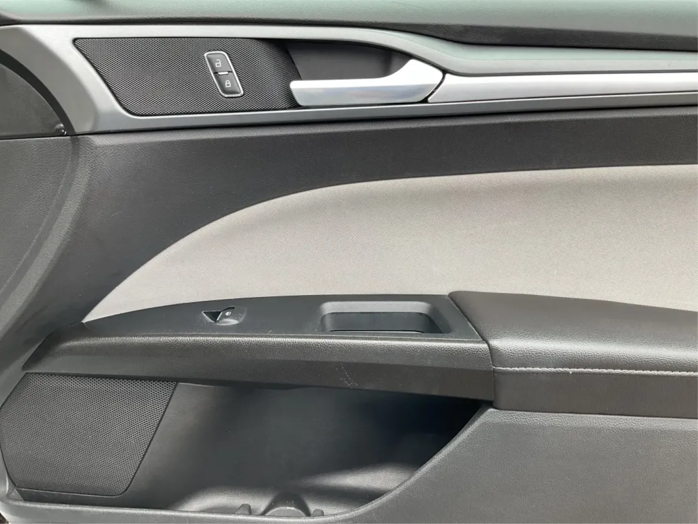 2016 Ford Fusion S (1FA6P0G70G5) with an Duratec 2.5L I-4 DOHC engine, located at 880 E. National Road, Vandalia, OH, 45377, (937) 908-9800, 39.891918, -84.183594 - **Discover Your Next Adventure in the 2016 Ford Fusion at Advantage Car and Credit** <br /> <br /> Are you looking for a reliable sedan that seamlessly fits into your active lifestyle? Whether you have a growing family, a long daily commute, or just love weekend getaways, the 2016 Ford Fusion is you - Photo#19