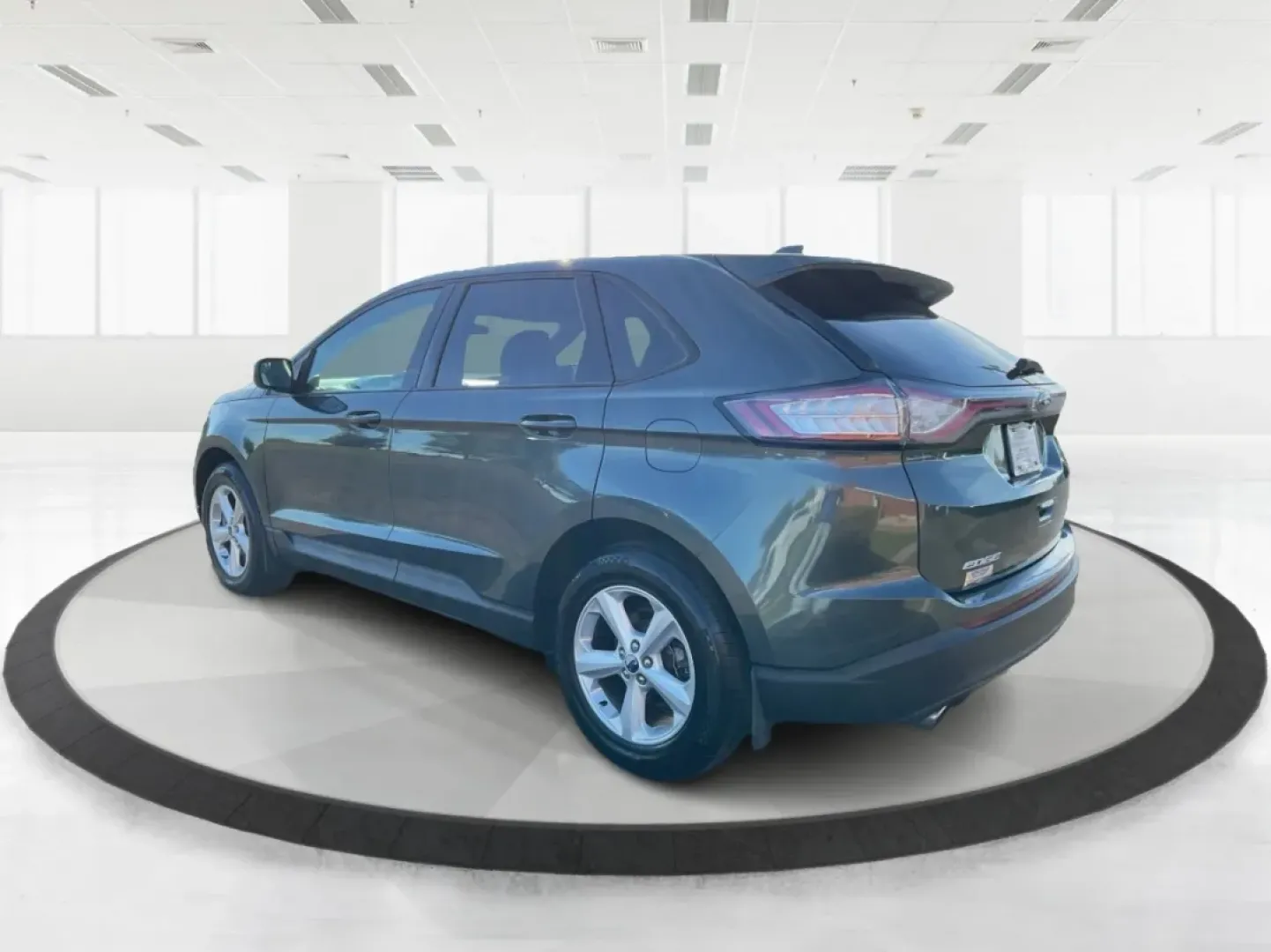 2015 Ford Edge SE (2FMTK4G93FB) with an Other engine, located at 1230 East Main St, Xenia, OH, 45385, (937) 908-9800, 39.688026, -83.910172 - **Discover Adventure with the 2015 Ford Edge SE at Advantage Car and Credit - Xenia, OH!**<br /> <br /> Are you ready to elevate your lifestyle? Whether you're commuting to work, shuttling the kids to school, or planning weekend adventures, the 2015 Ford Edge SE is the perfect companion for all your - Photo#4