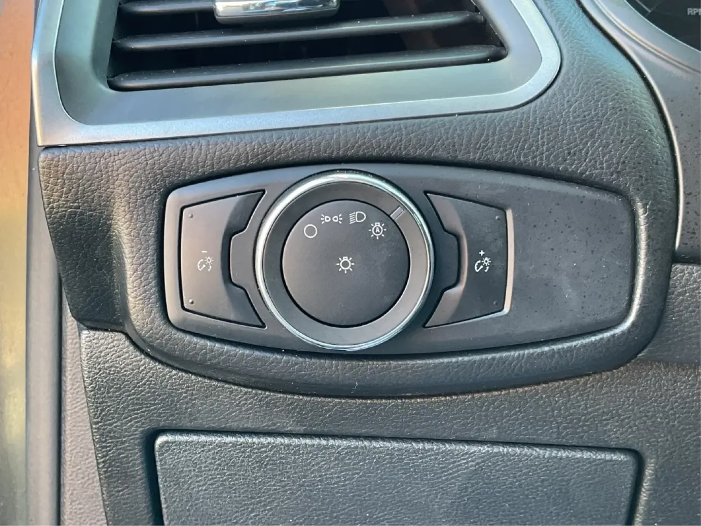 2015 Ford Edge SE (2FMTK4G93FB) with an Other engine, located at 1230 East Main St, Xenia, OH, 45385, (937) 908-9800, 39.688026, -83.910172 - **Discover Adventure with the 2015 Ford Edge SE at Advantage Car and Credit - Xenia, OH!**<br /> <br /> Are you ready to elevate your lifestyle? Whether you're commuting to work, shuttling the kids to school, or planning weekend adventures, the 2015 Ford Edge SE is the perfect companion for all your - Photo#17